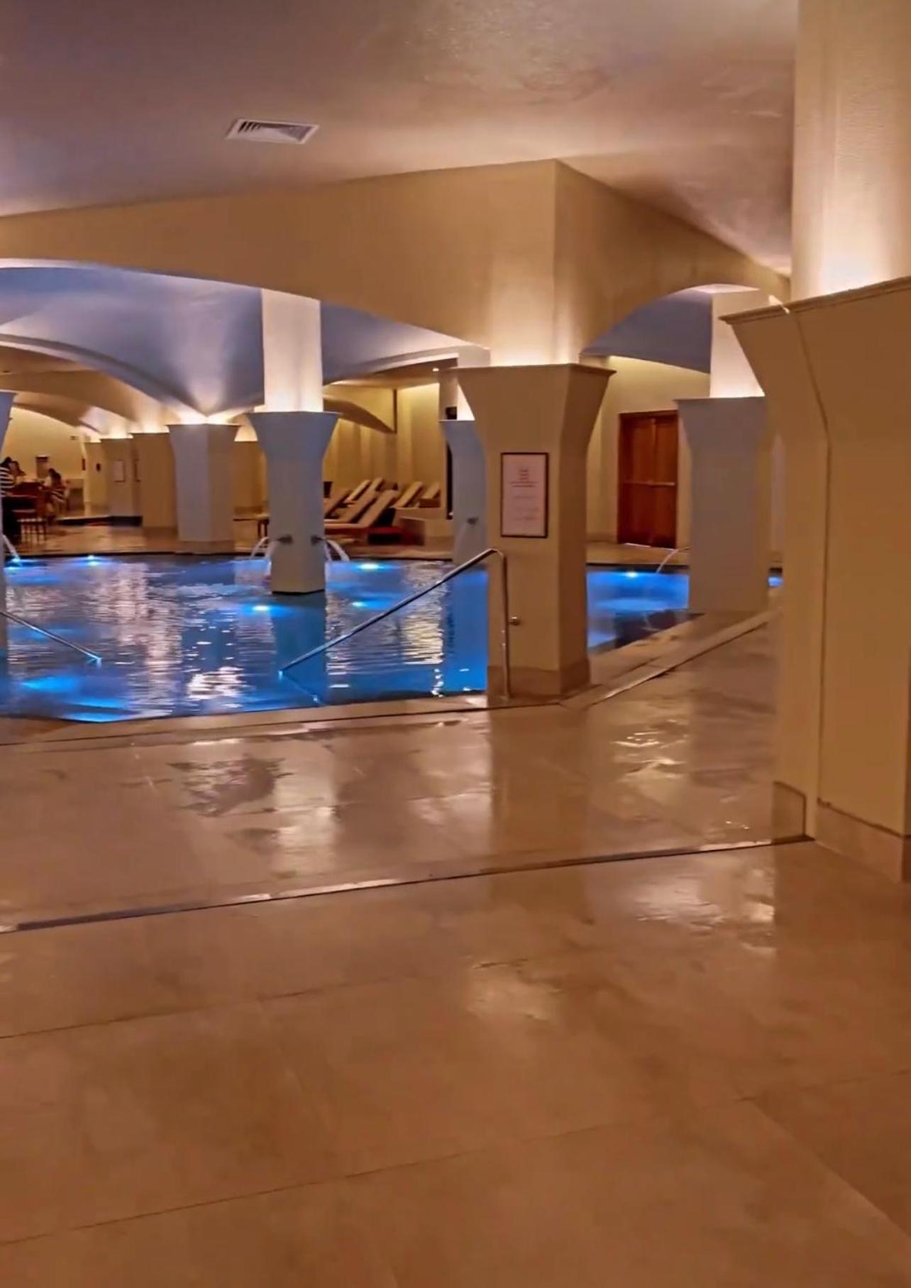 Queen Suite With Spa Bath thumbnail 5