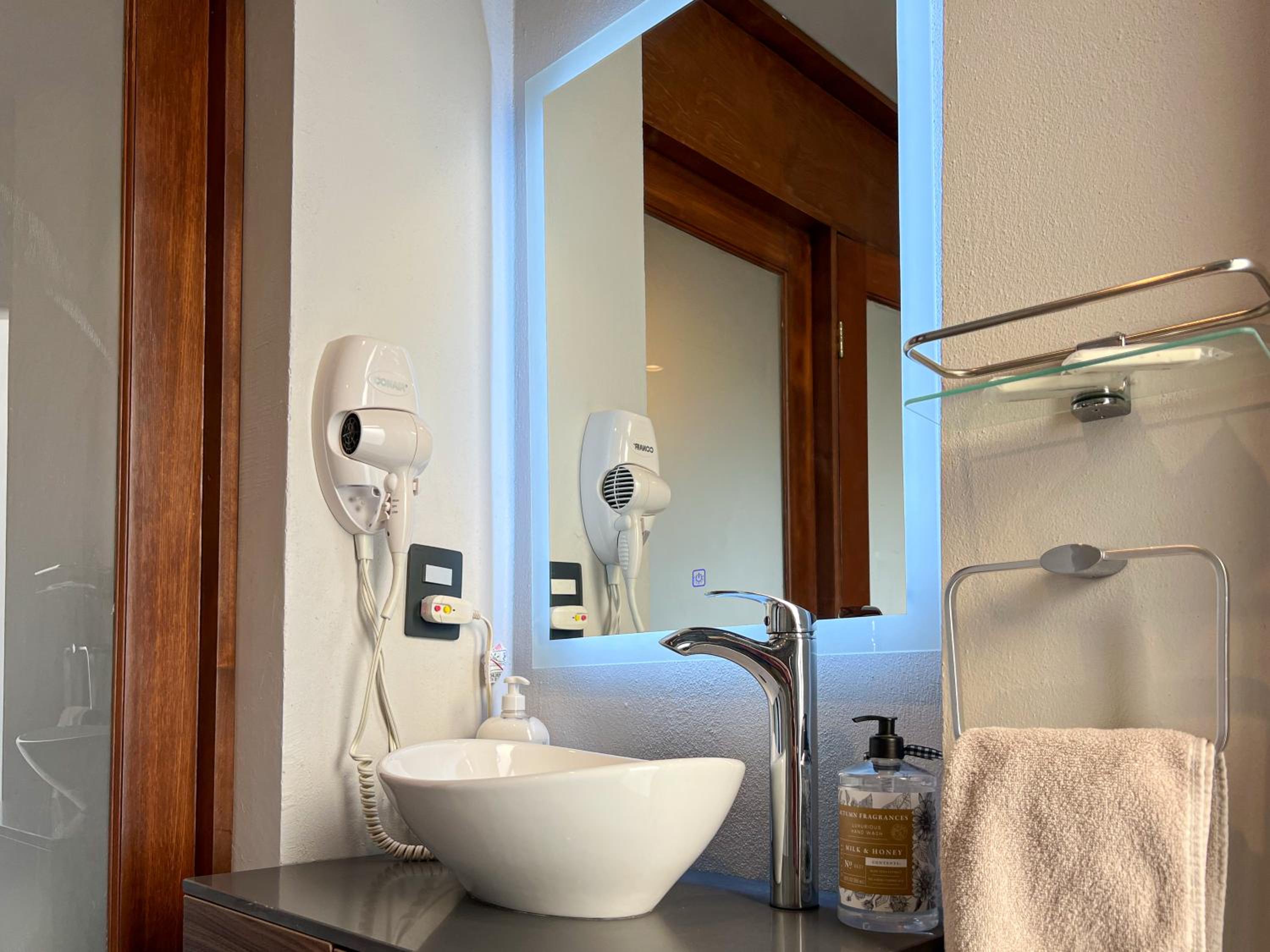 Twin Room with Private Bathroom - Photo 7