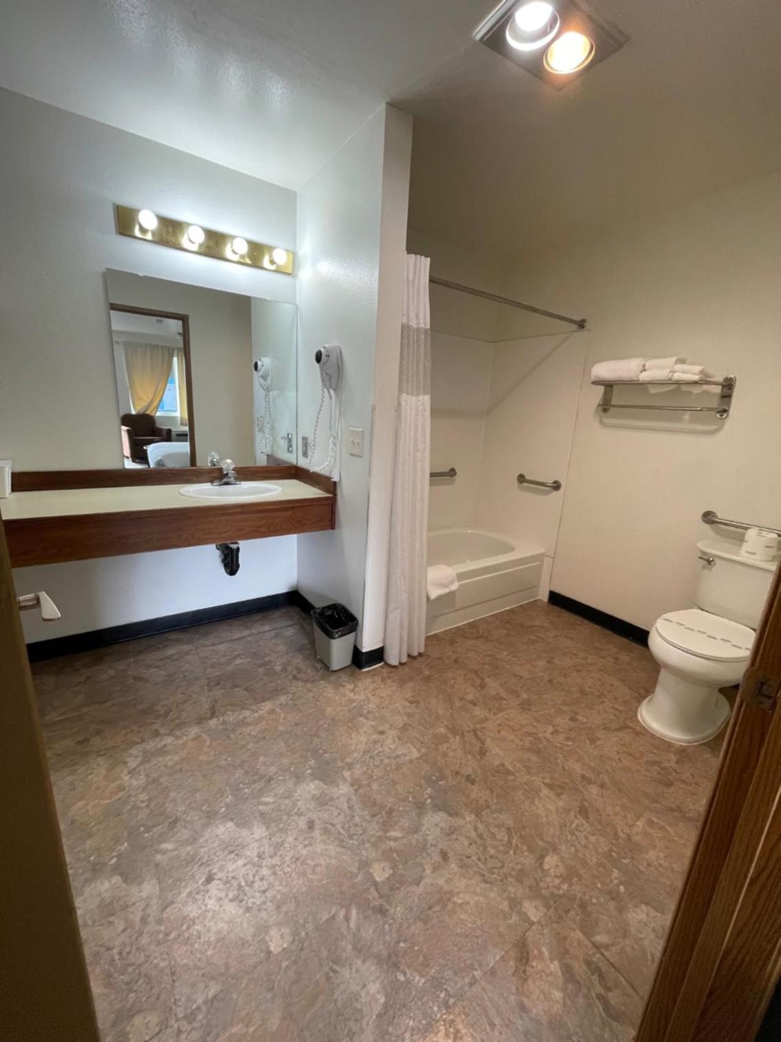 King Room - Disability Access photo 2