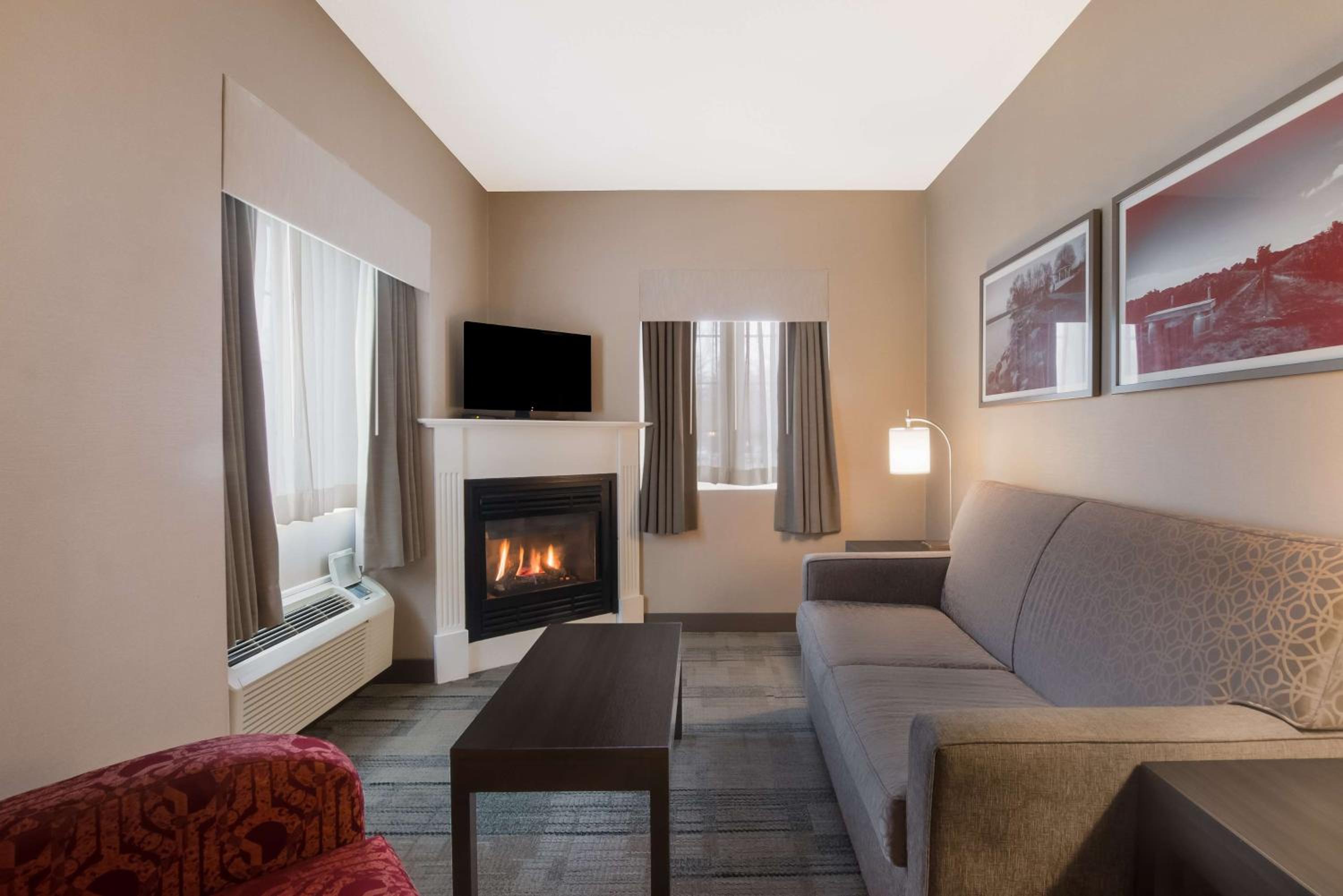 Queen Suite with Fireplace and Spa Bath - Photo 6