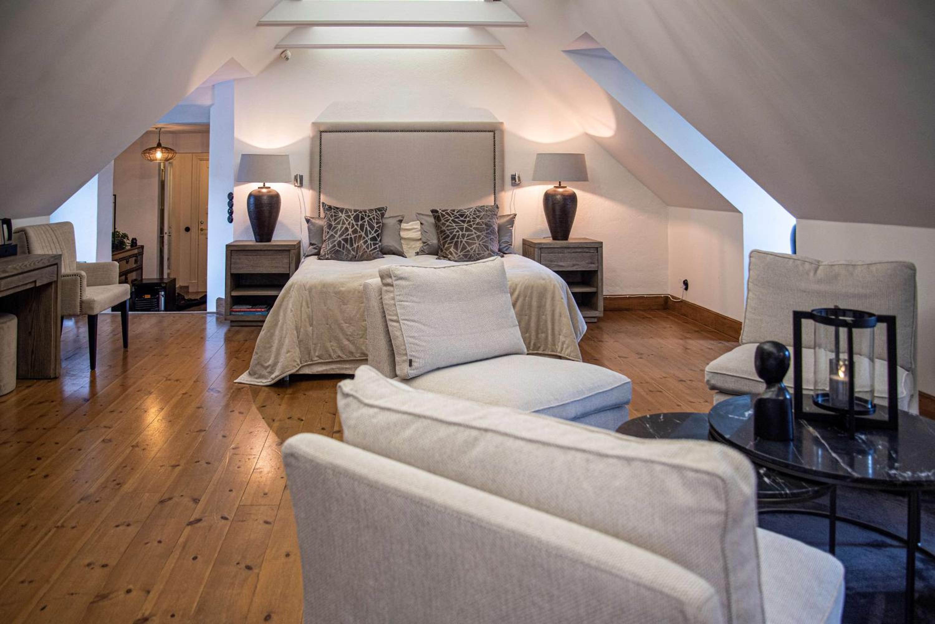 King Suite with Bathtub - Photo 5