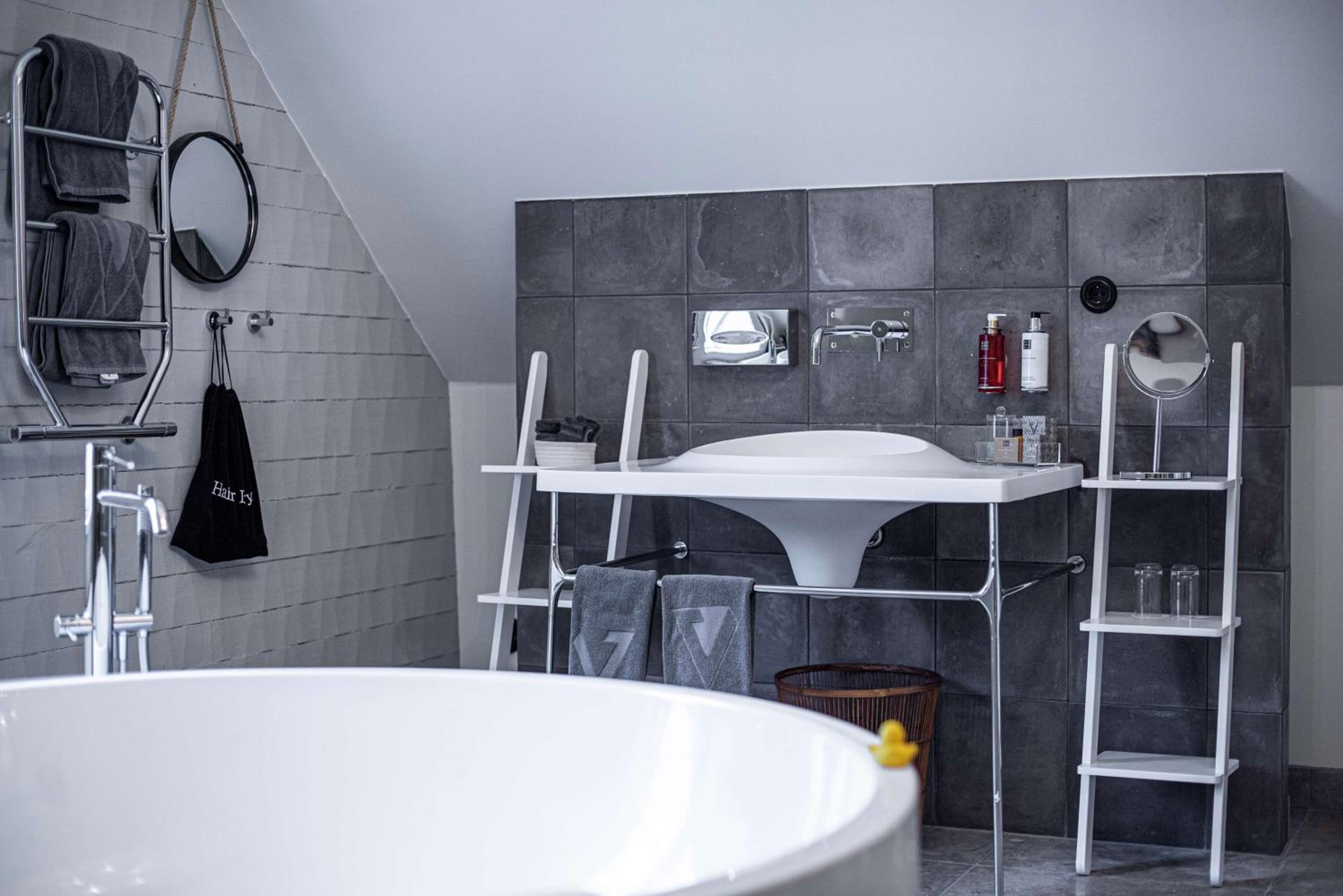 King Suite with Bathtub - Photo 19