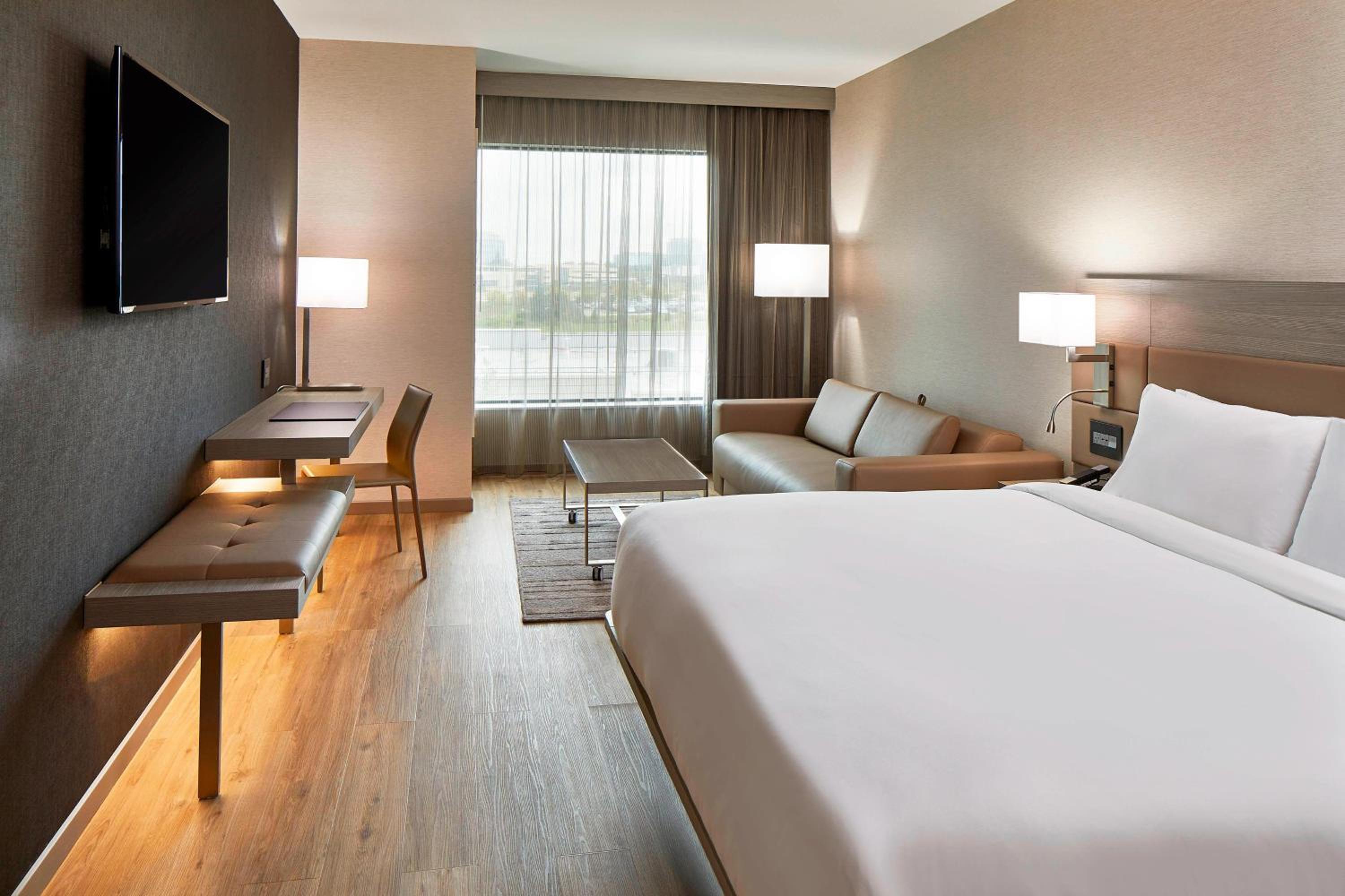 King Room with Transfer Shower and Roll-In Shower - Mobility Access/Hearing Accessible