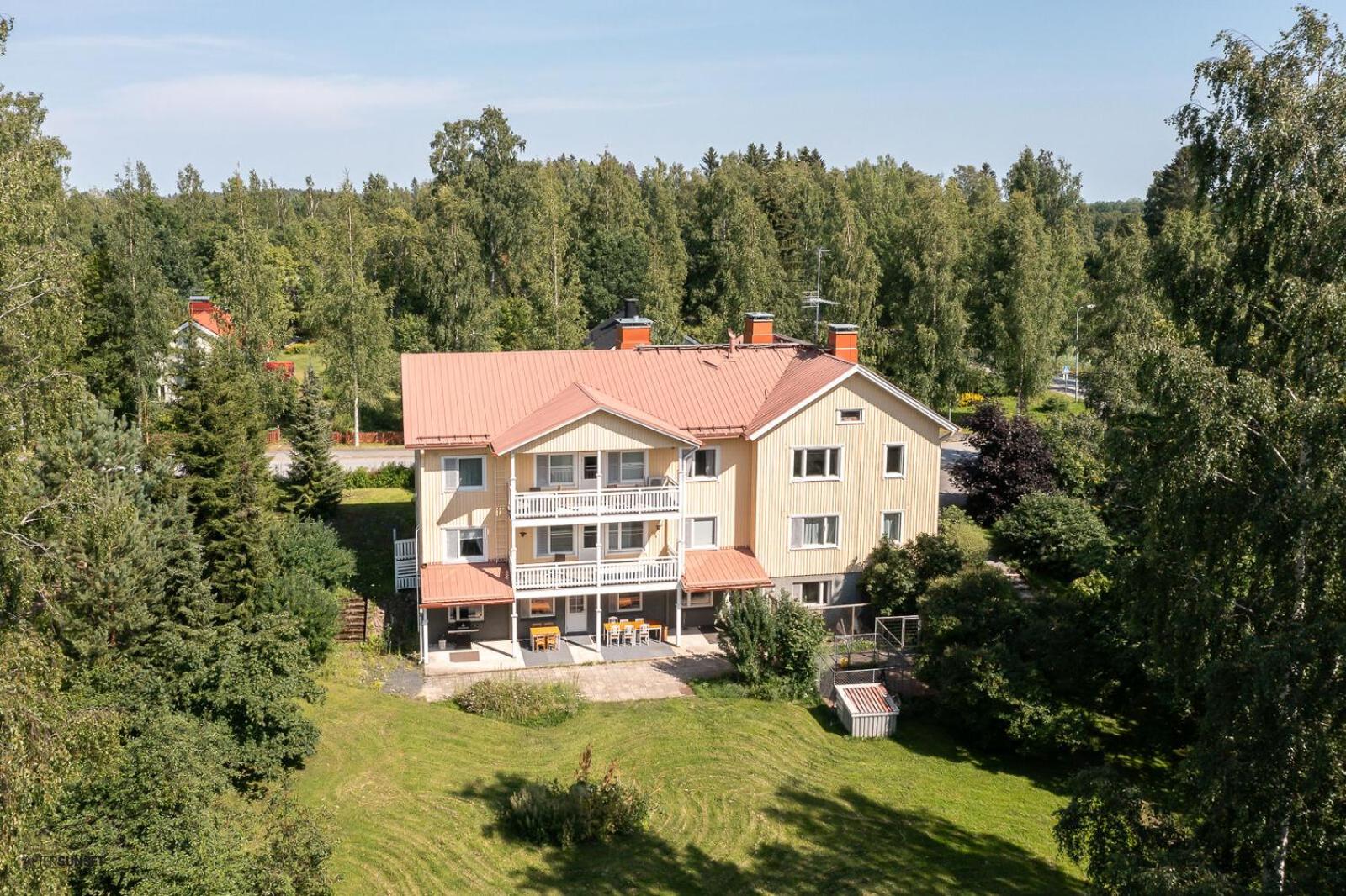 One-Bedroom Apartment with Lake View - Photo 3