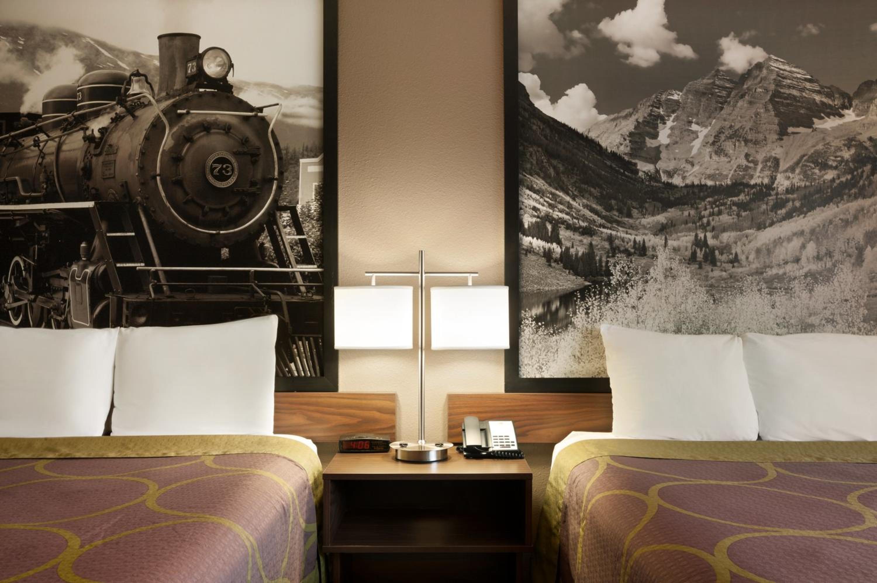 Queen Room with Two Queen Beds - Non-Smoking - Photo 2