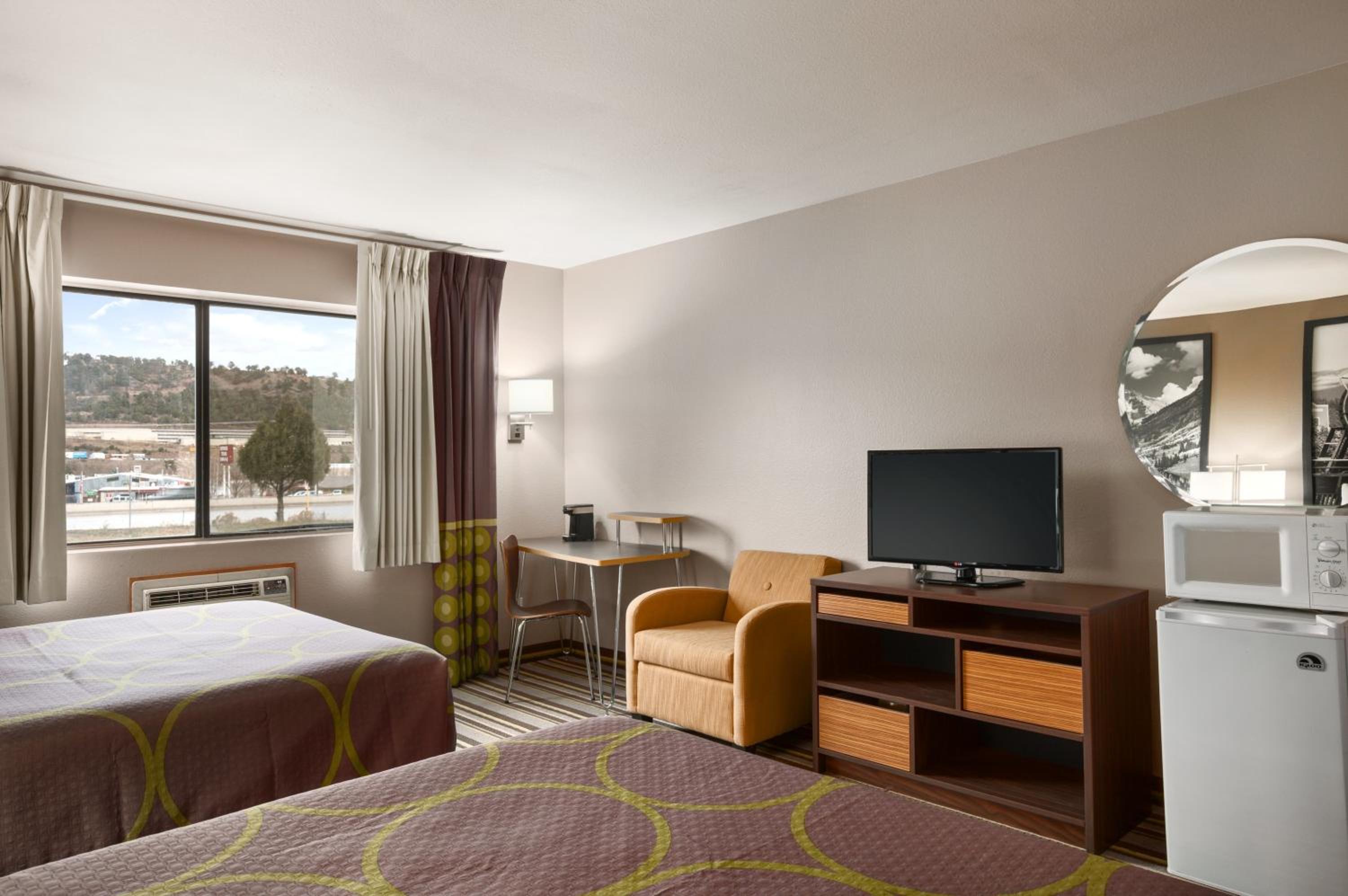 Queen Room with Two Queen Beds - Non-Smoking - Photo 4
