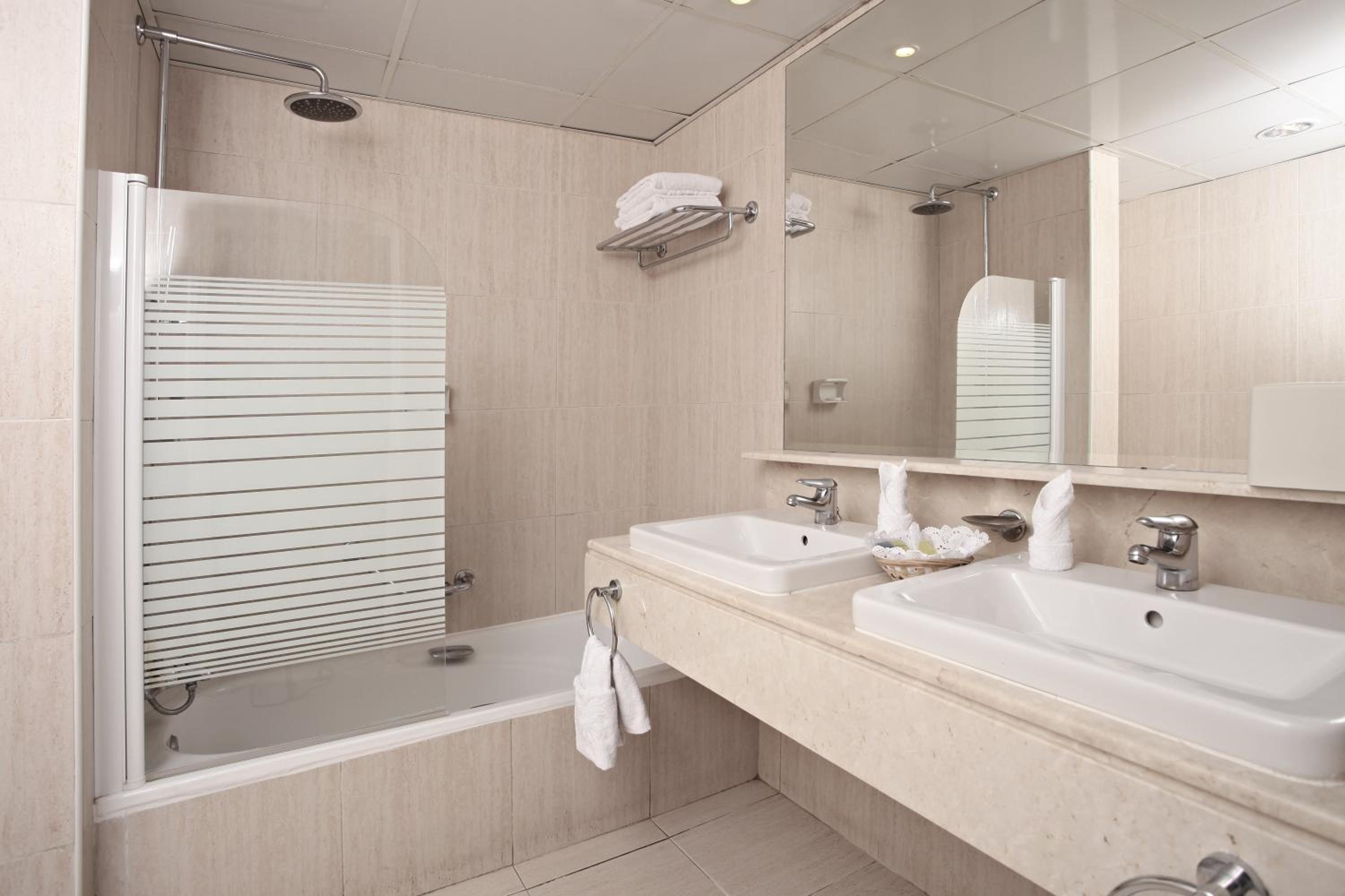 Junior Suite Superior (3 Adults + 1 Child) - Photo 2