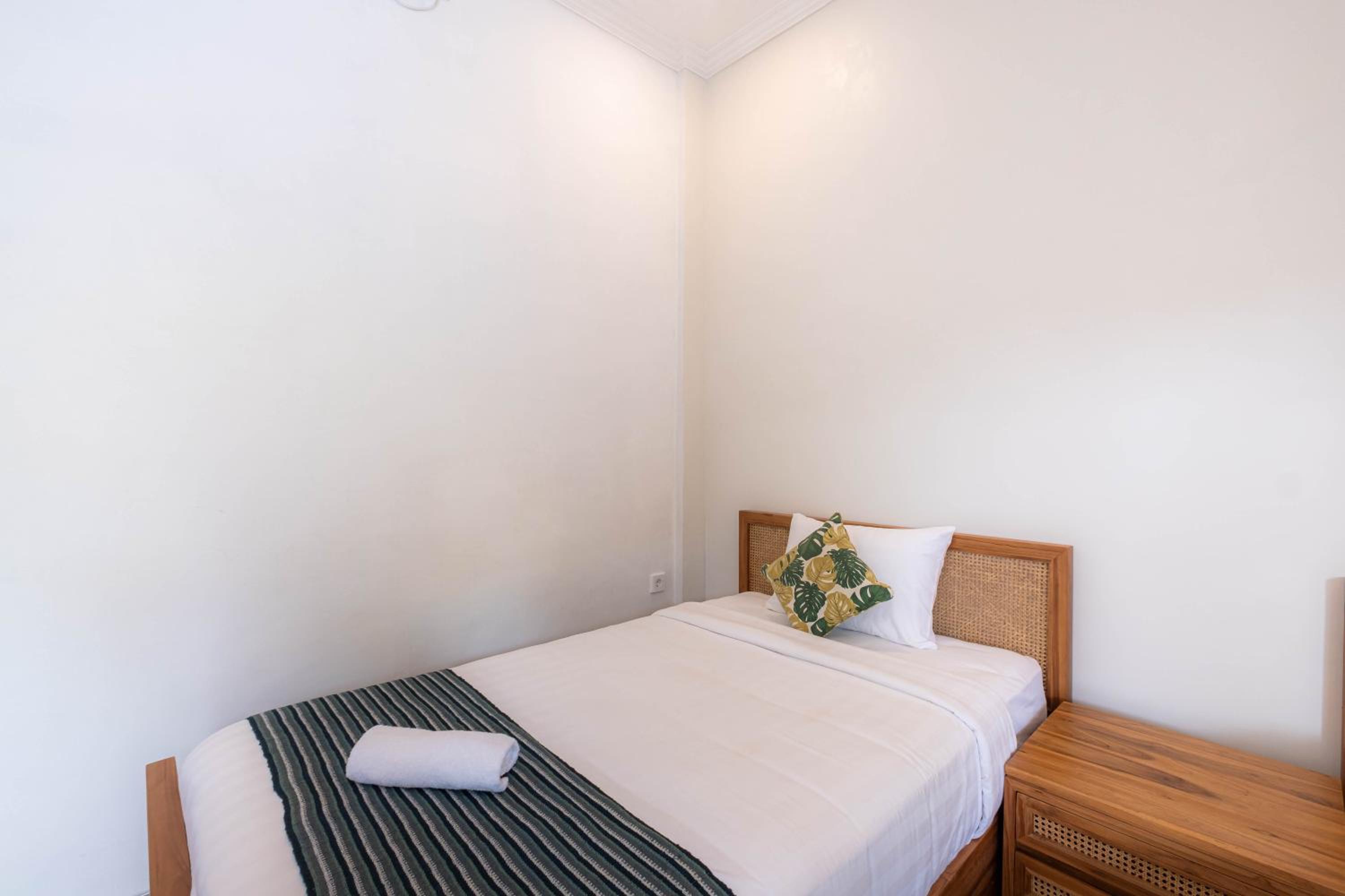 Twin Room with Pool View - Photo 19