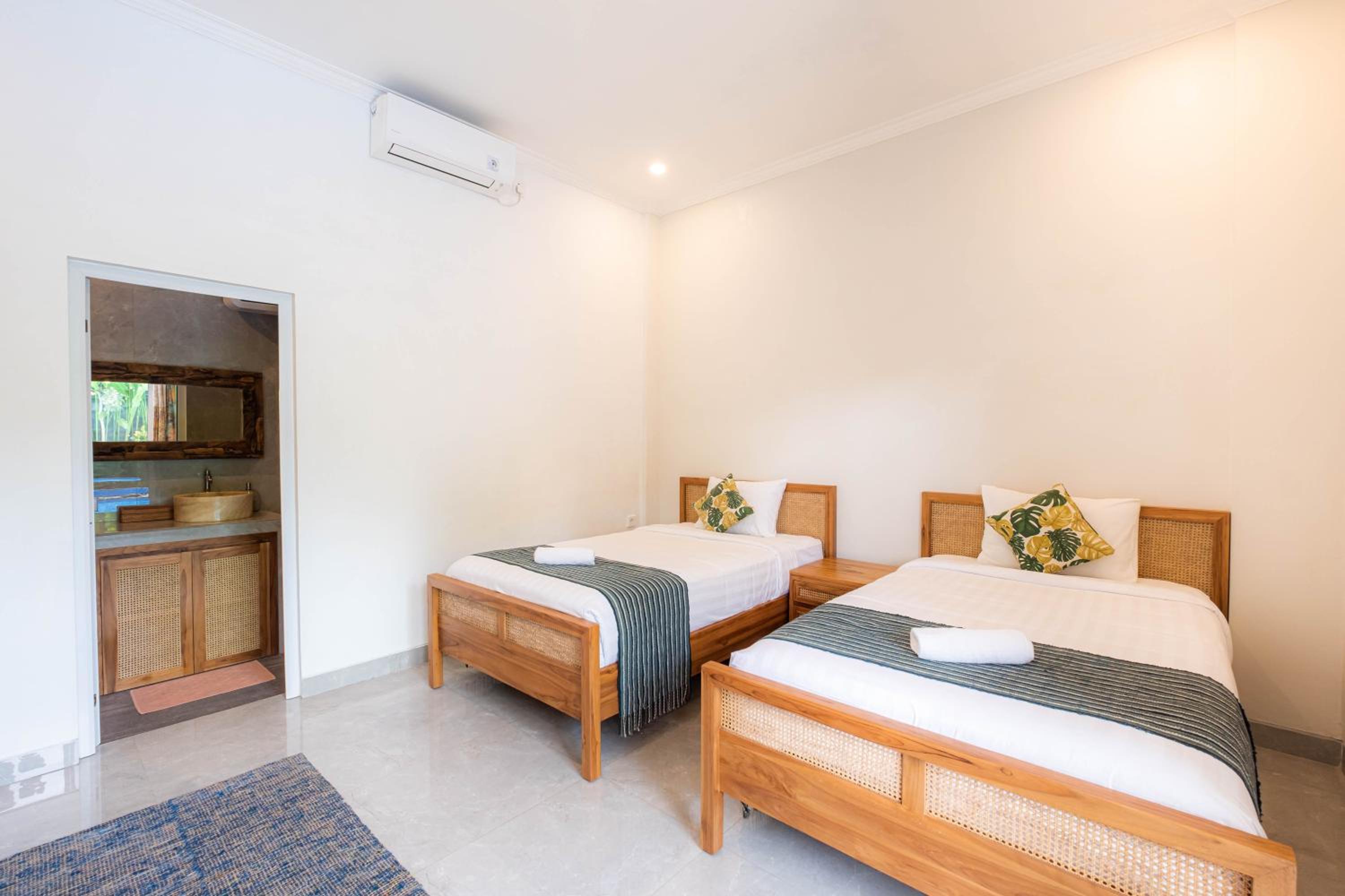Twin Room with Pool View - Photo 15