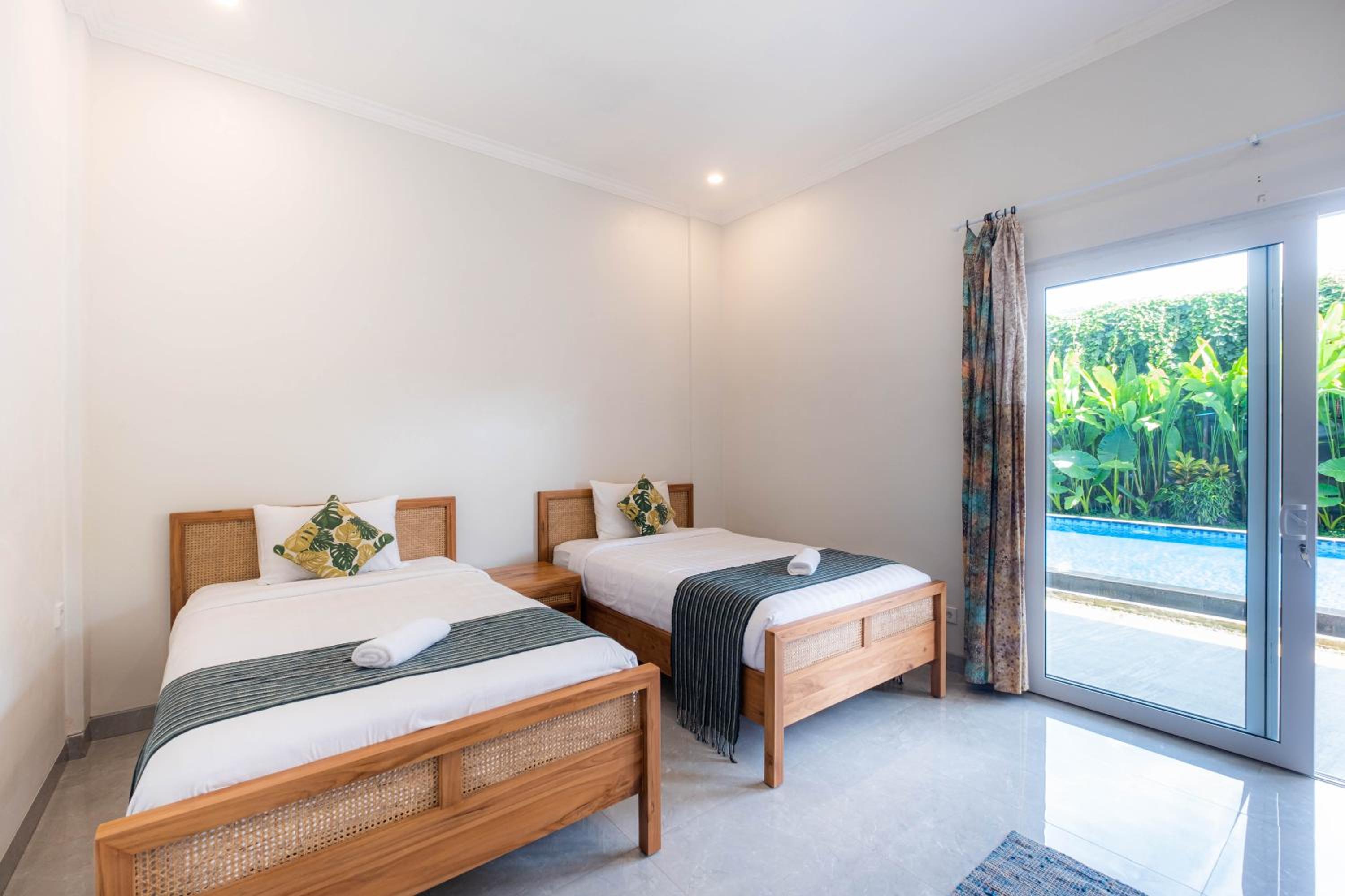 Twin Room with Pool View - Photo 14