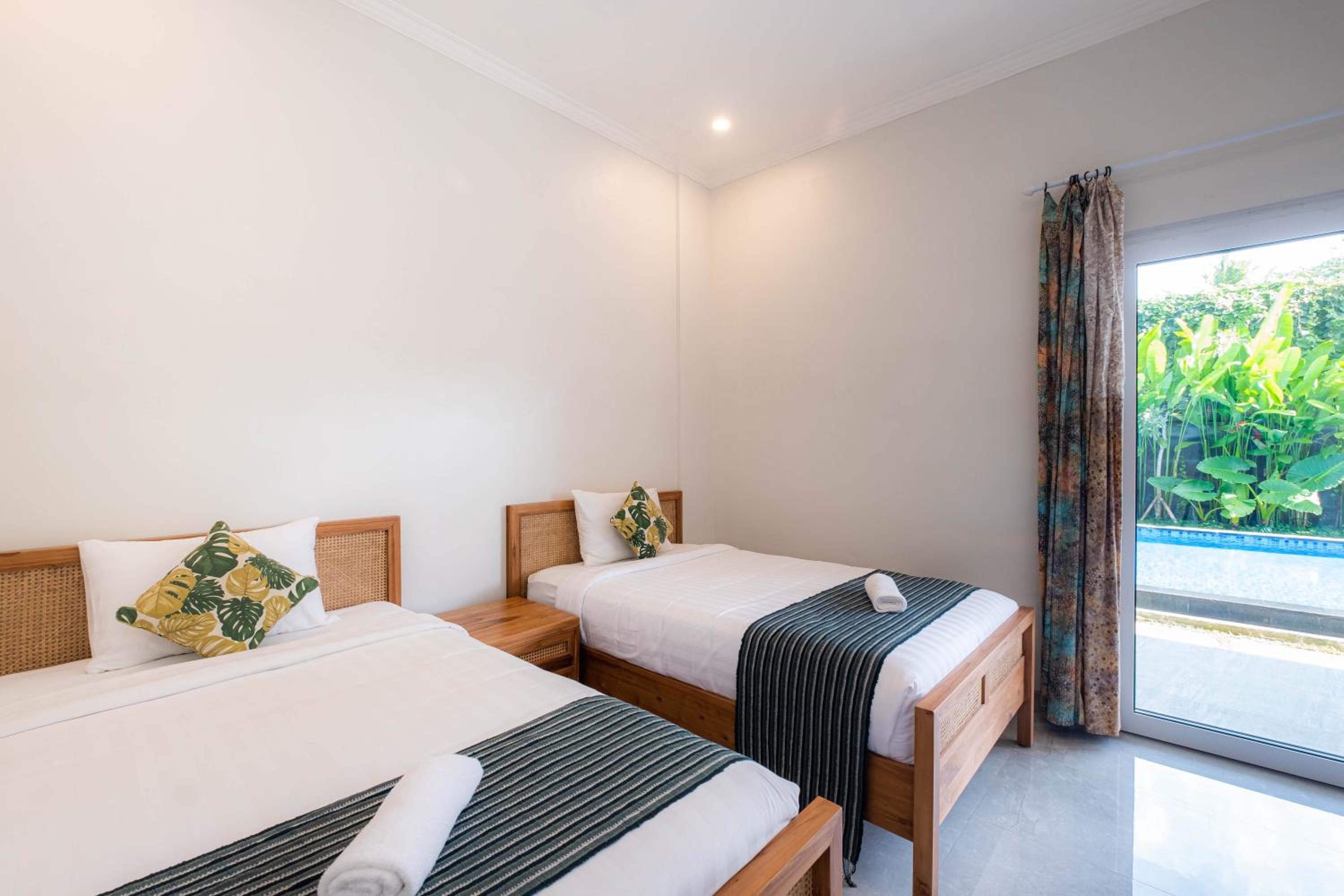 Twin Room with Pool View - Photo 22