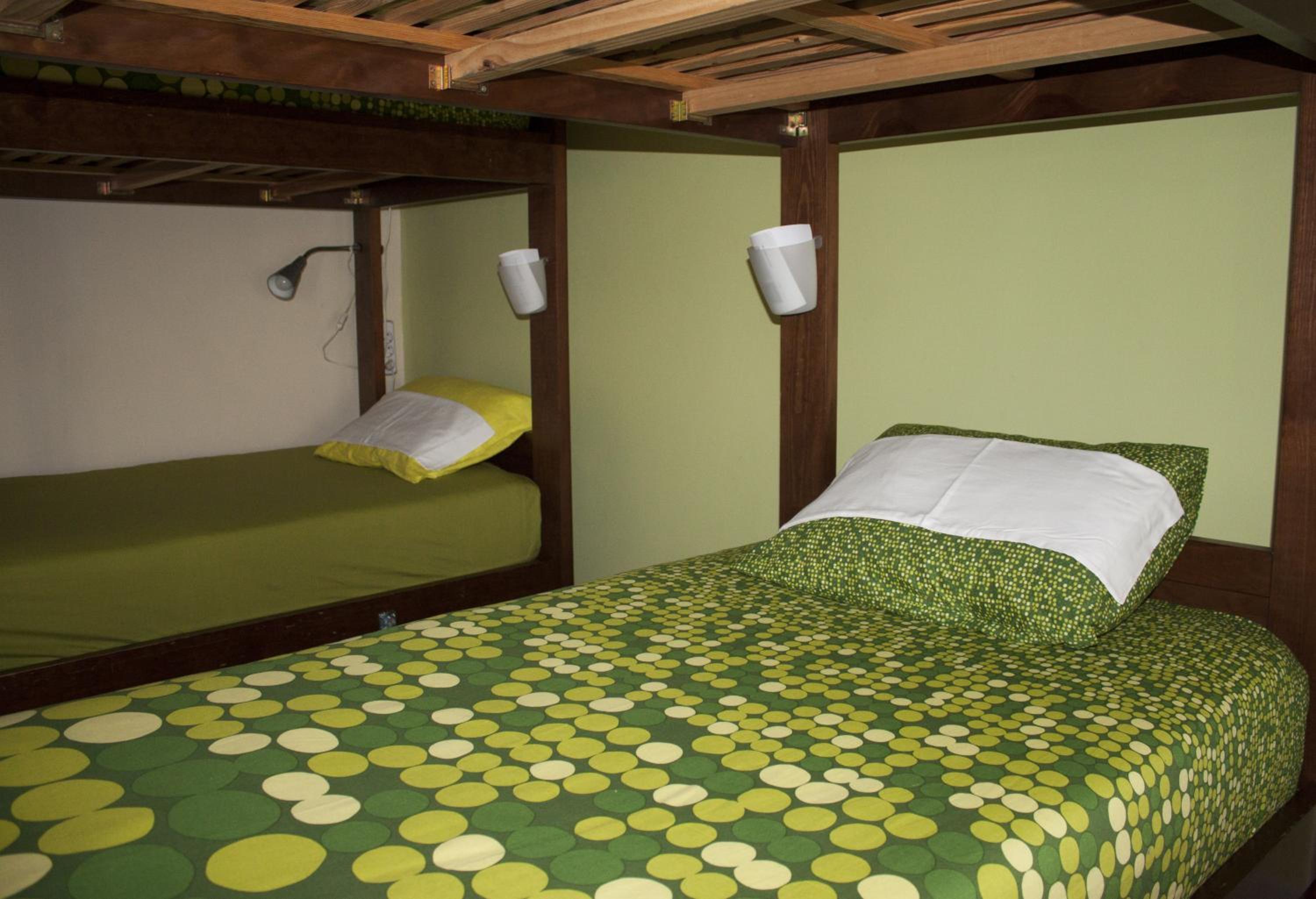 Bed in 6-Bed Dormitory Room with City View photo 3