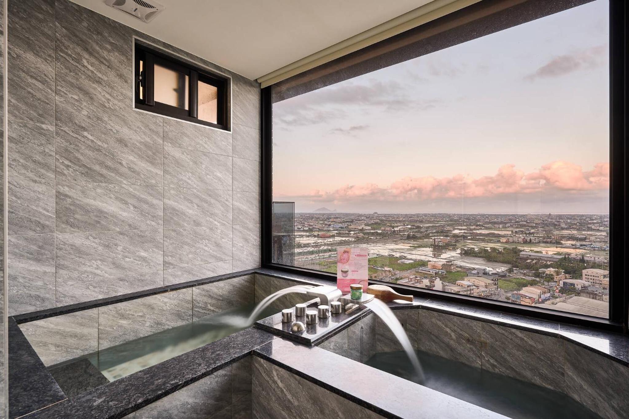 Quadruple Room with Bath photo 3