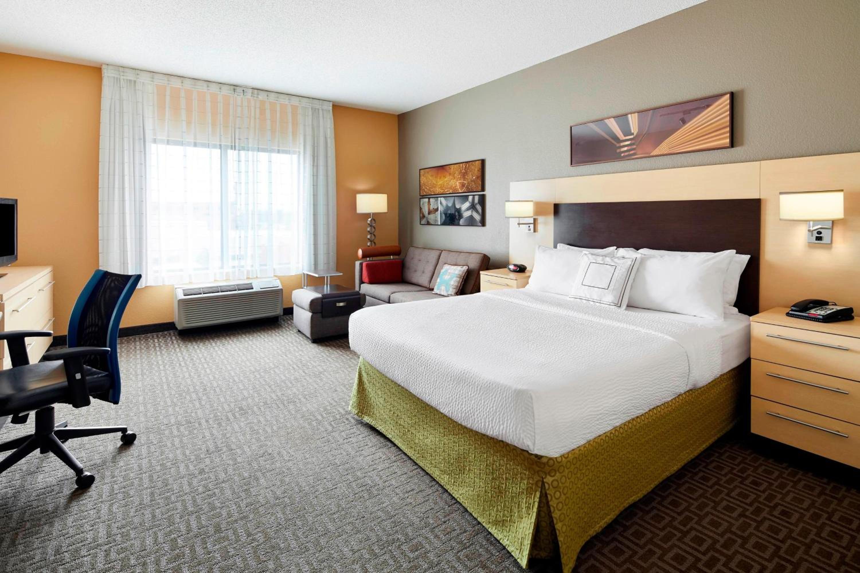 Executive Queen Suite with Sofa Bed and Adapted Tub - Mobility and Hearing Accessible photo 1