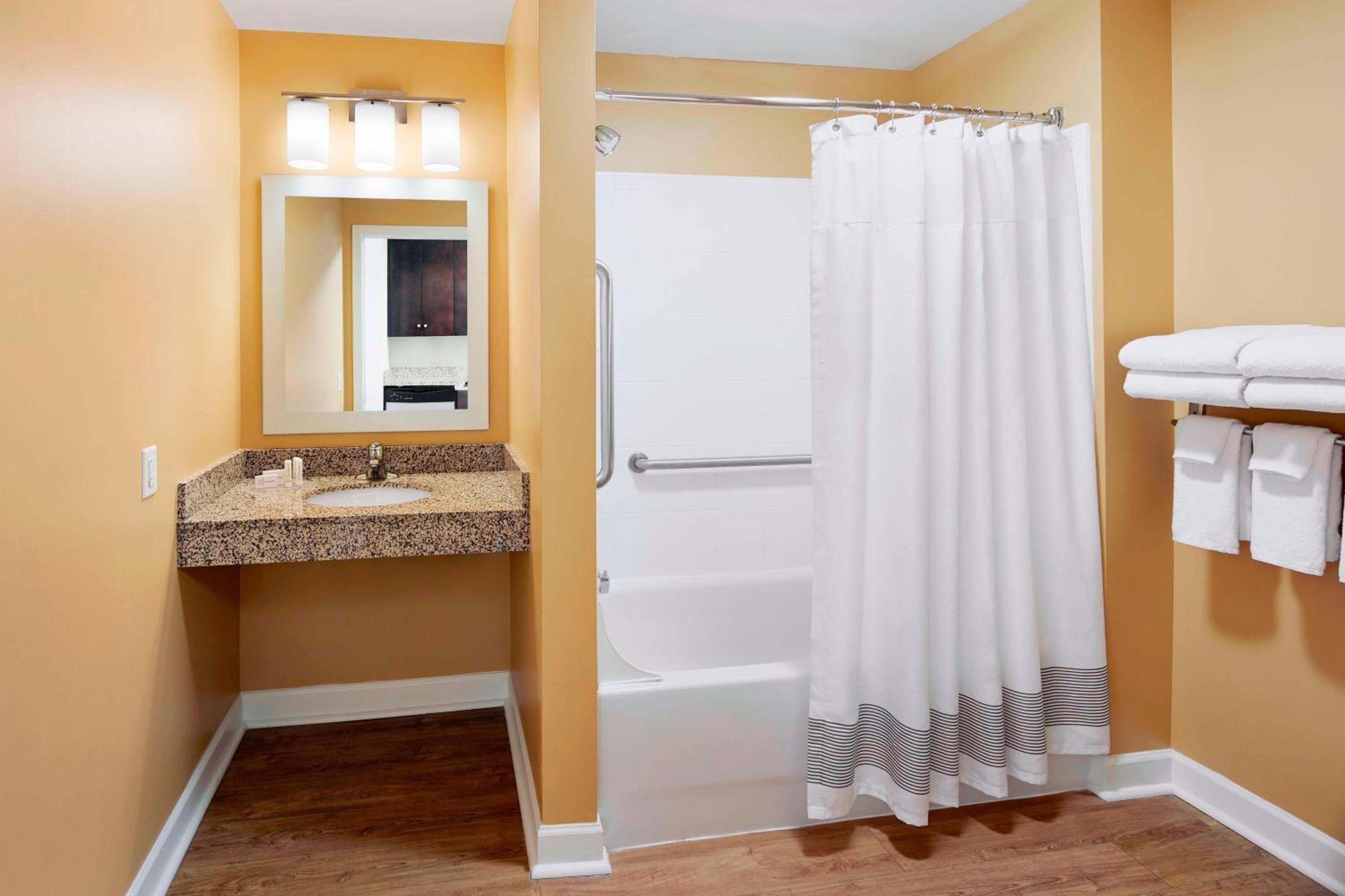Two-Bedroom Suite - Photo 4