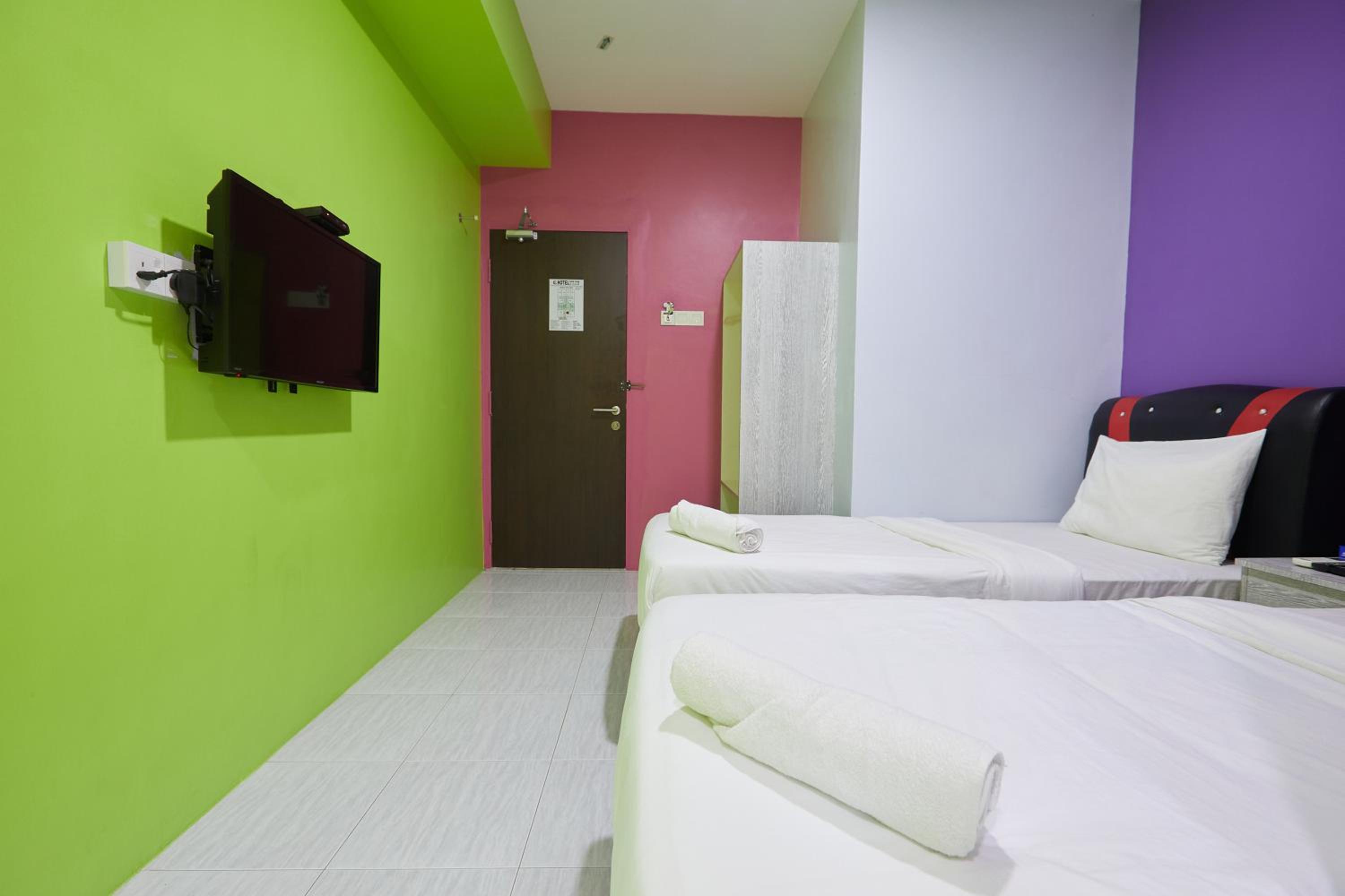 Standard Twin Room - Photo 4