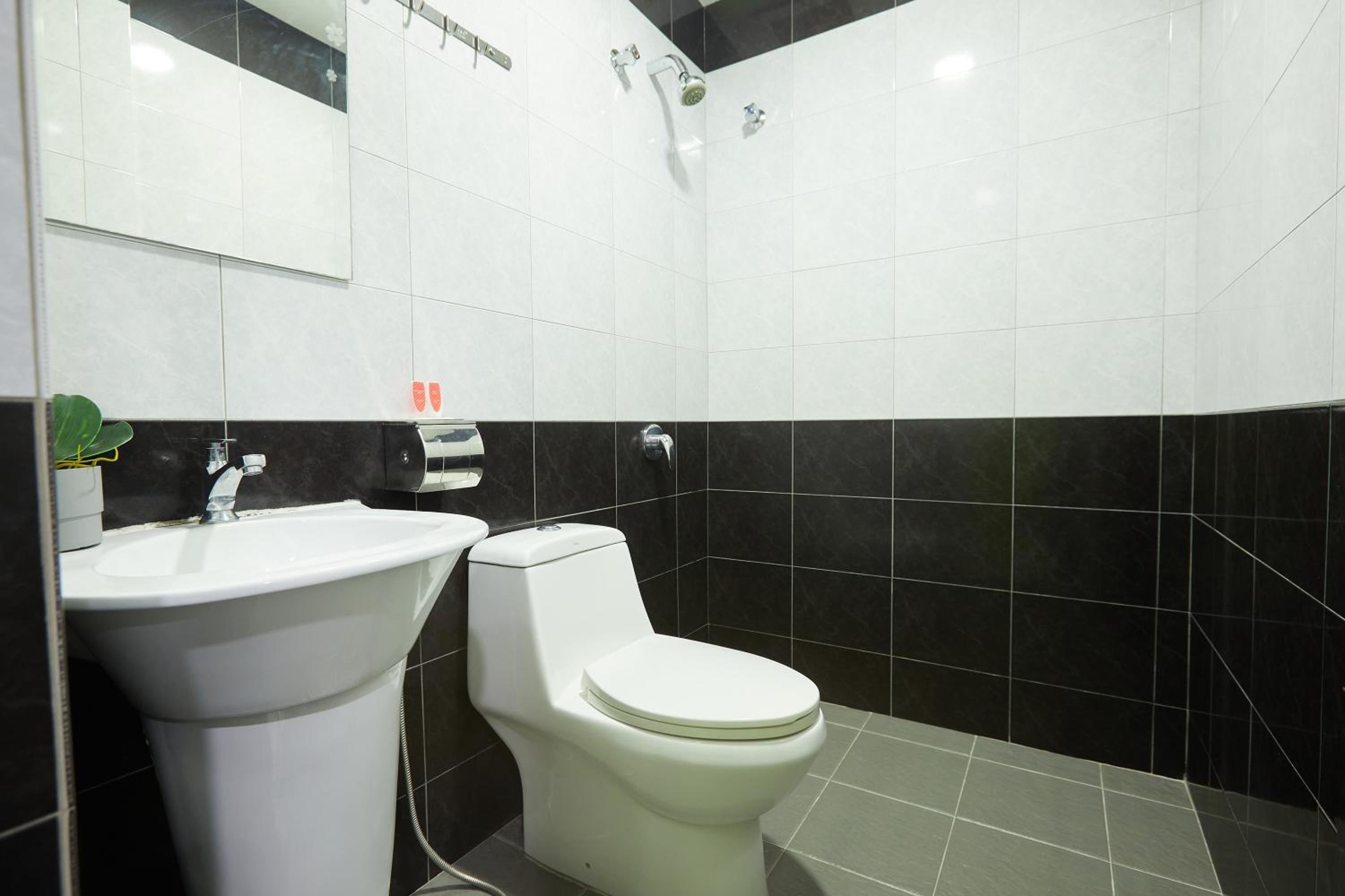 Standard Queen Room - Photo 17