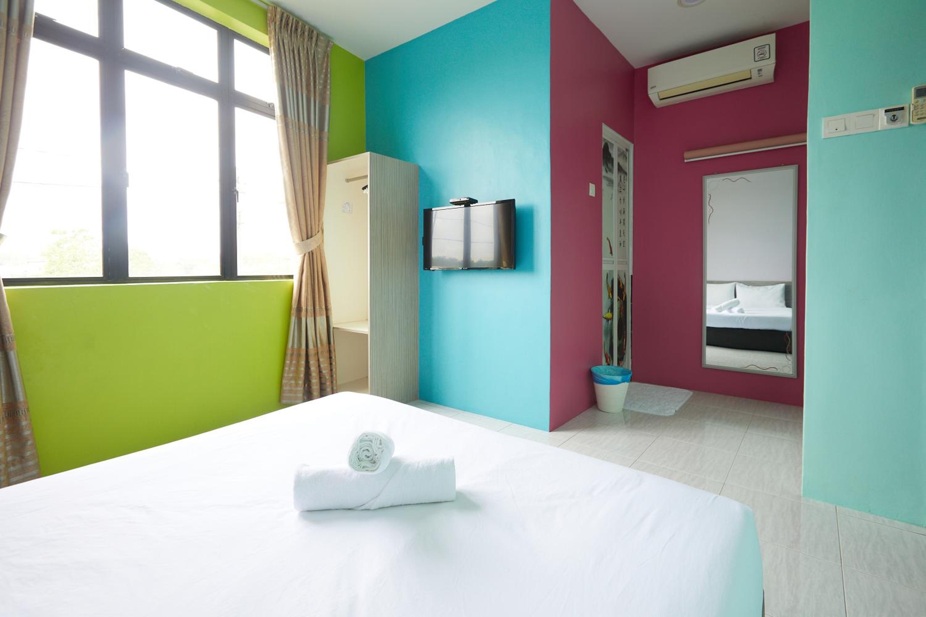 Standard Queen Room - Photo 8