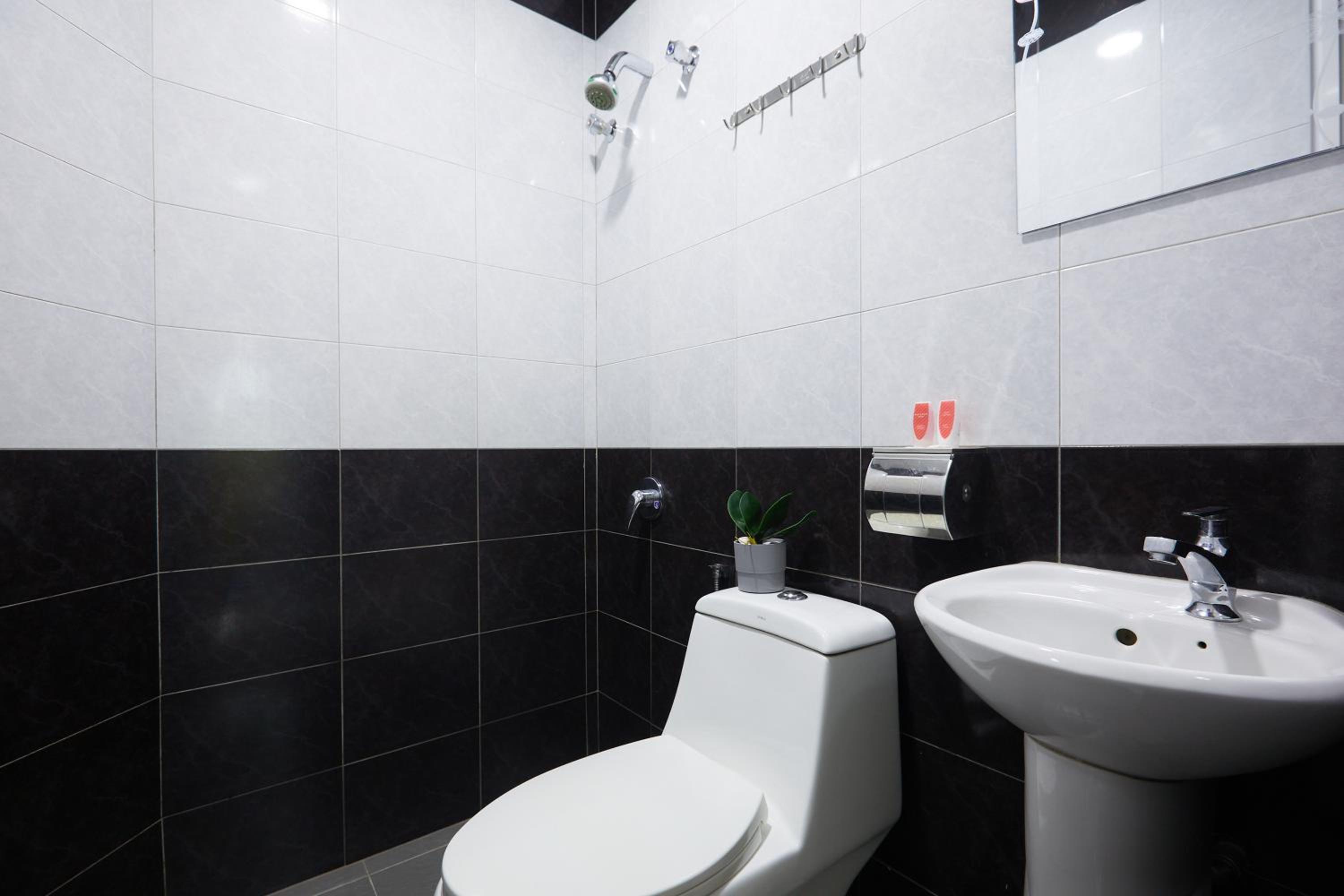 Standard Queen Room - Photo 9