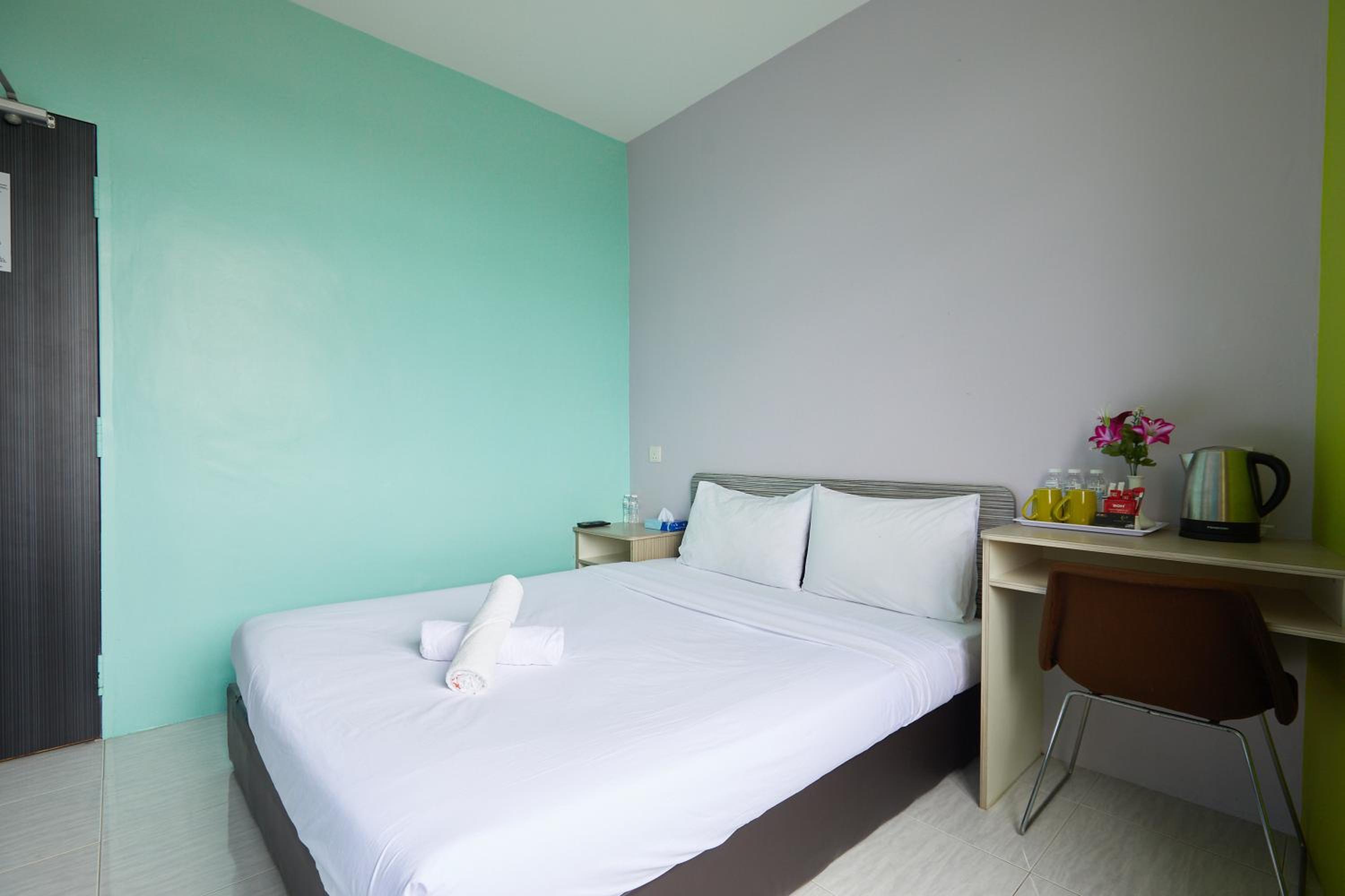 Standard Queen Room - Photo 10