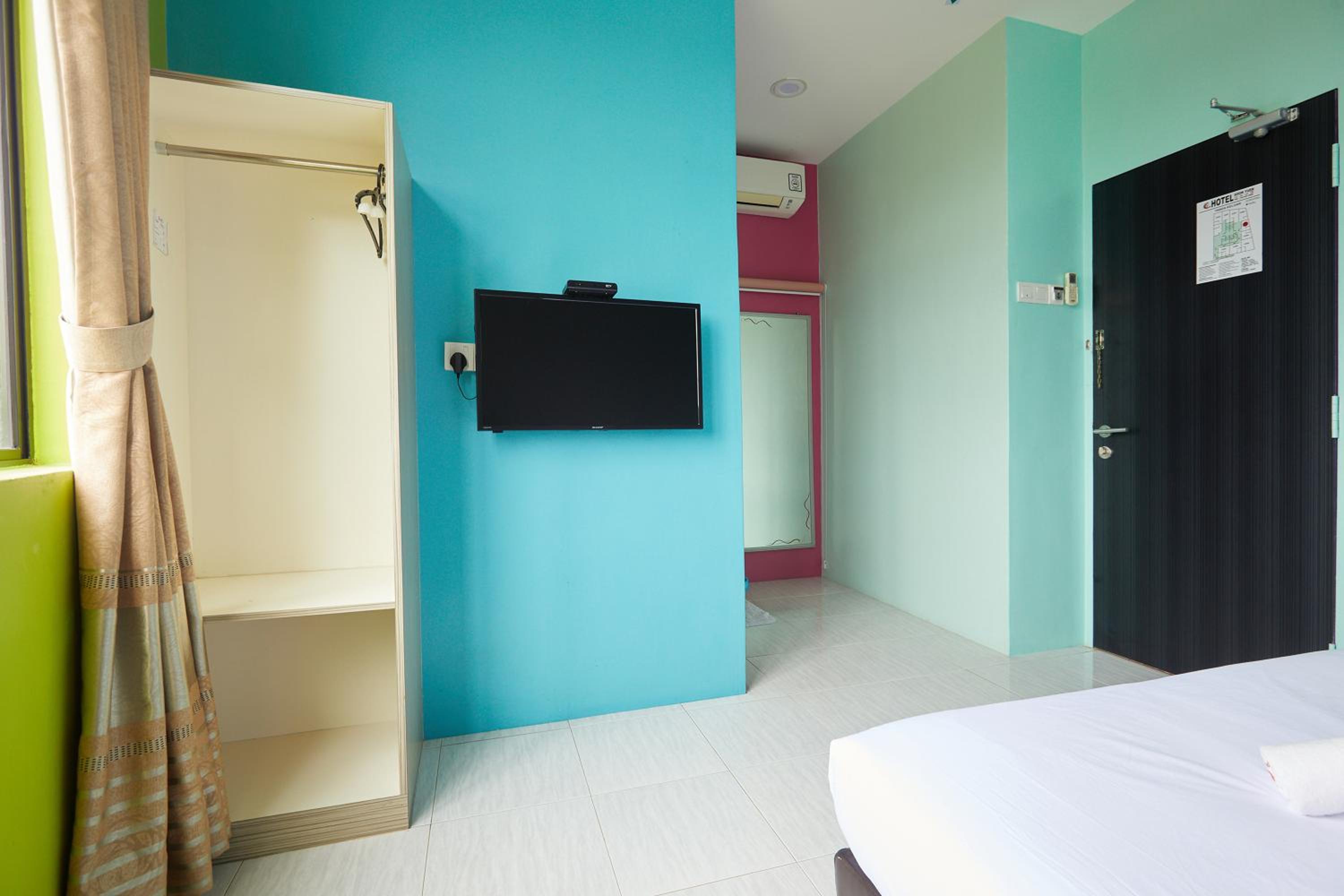 Standard Queen Room - Photo 13
