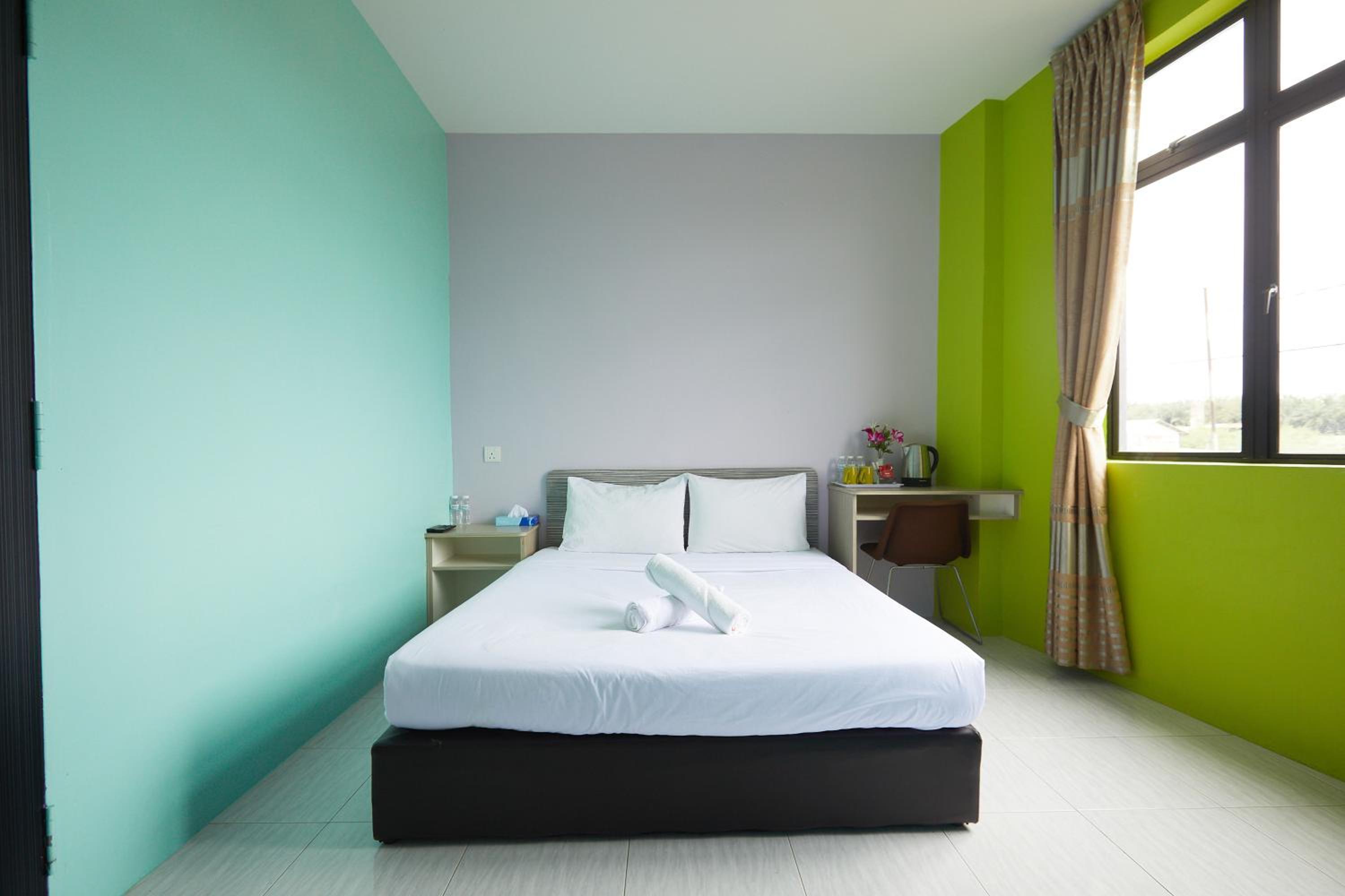 Standard Queen Room - Photo 12