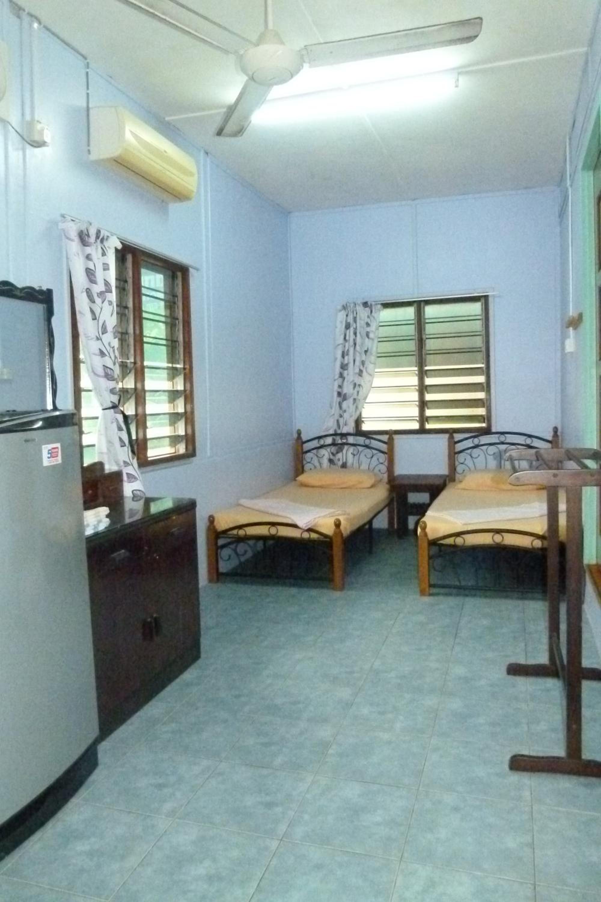 AC Twin bed room with private shower room photo 1