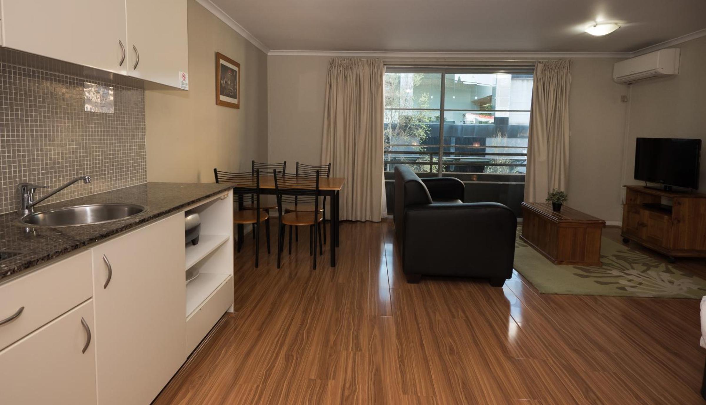 Studio Apartment thumbnail 5