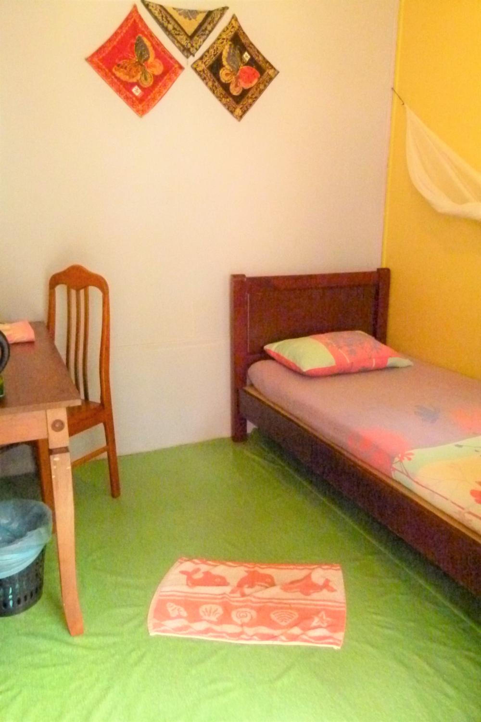 Basic Fan Single Room With Shared Toilet And Shower Room photo 3