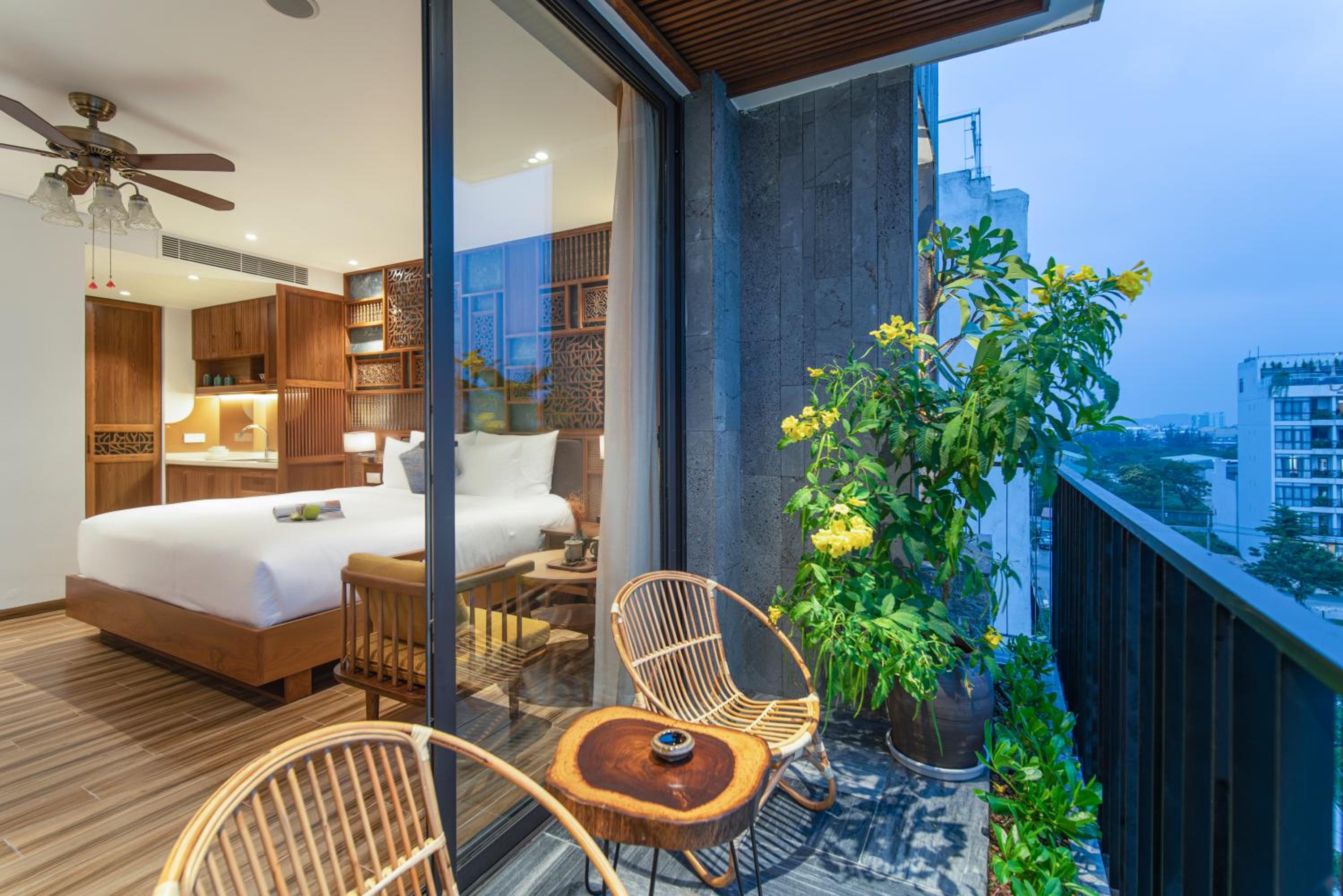 Studio with Balcony - Photo 7