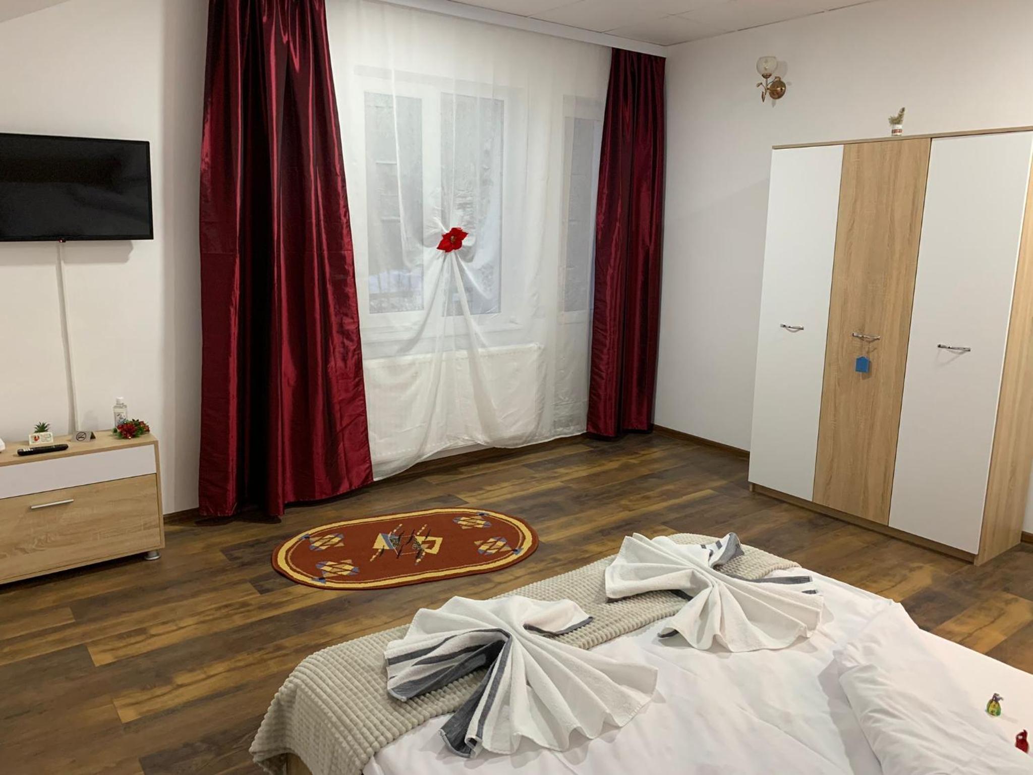 Double Room with Private Bathroom - Photo 10