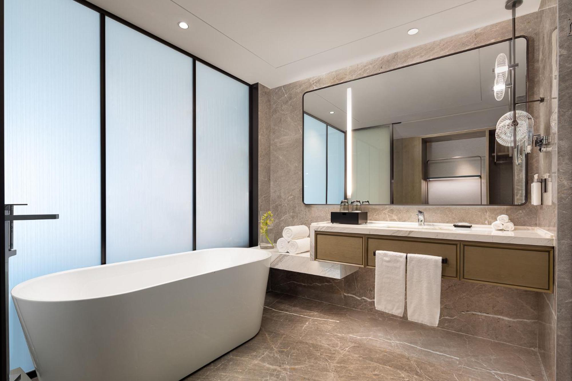 Standard King Room - High Floor/Lounge Access photo 3