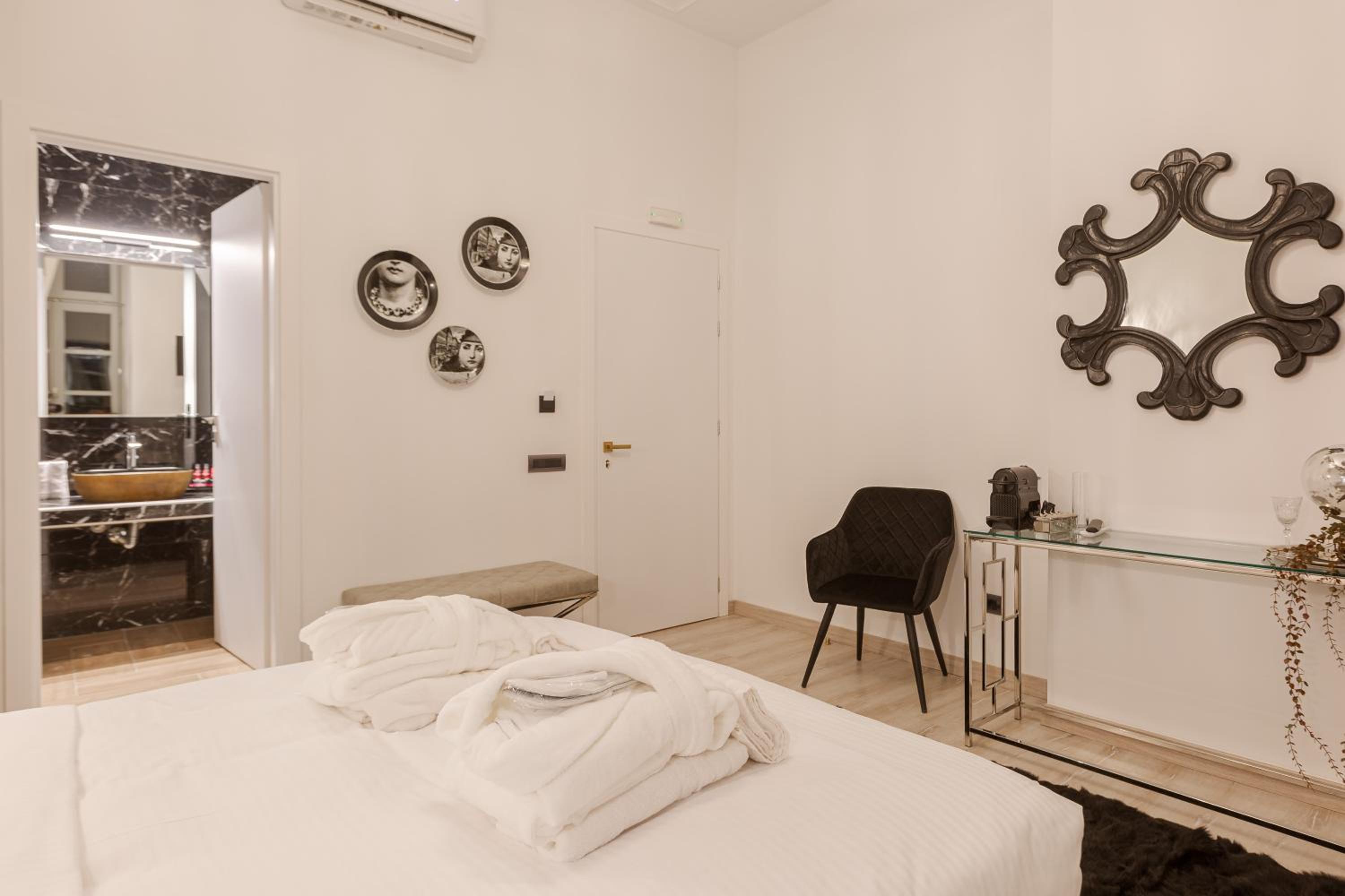 Deluxe Double Room with Side Sea View - Photo 19