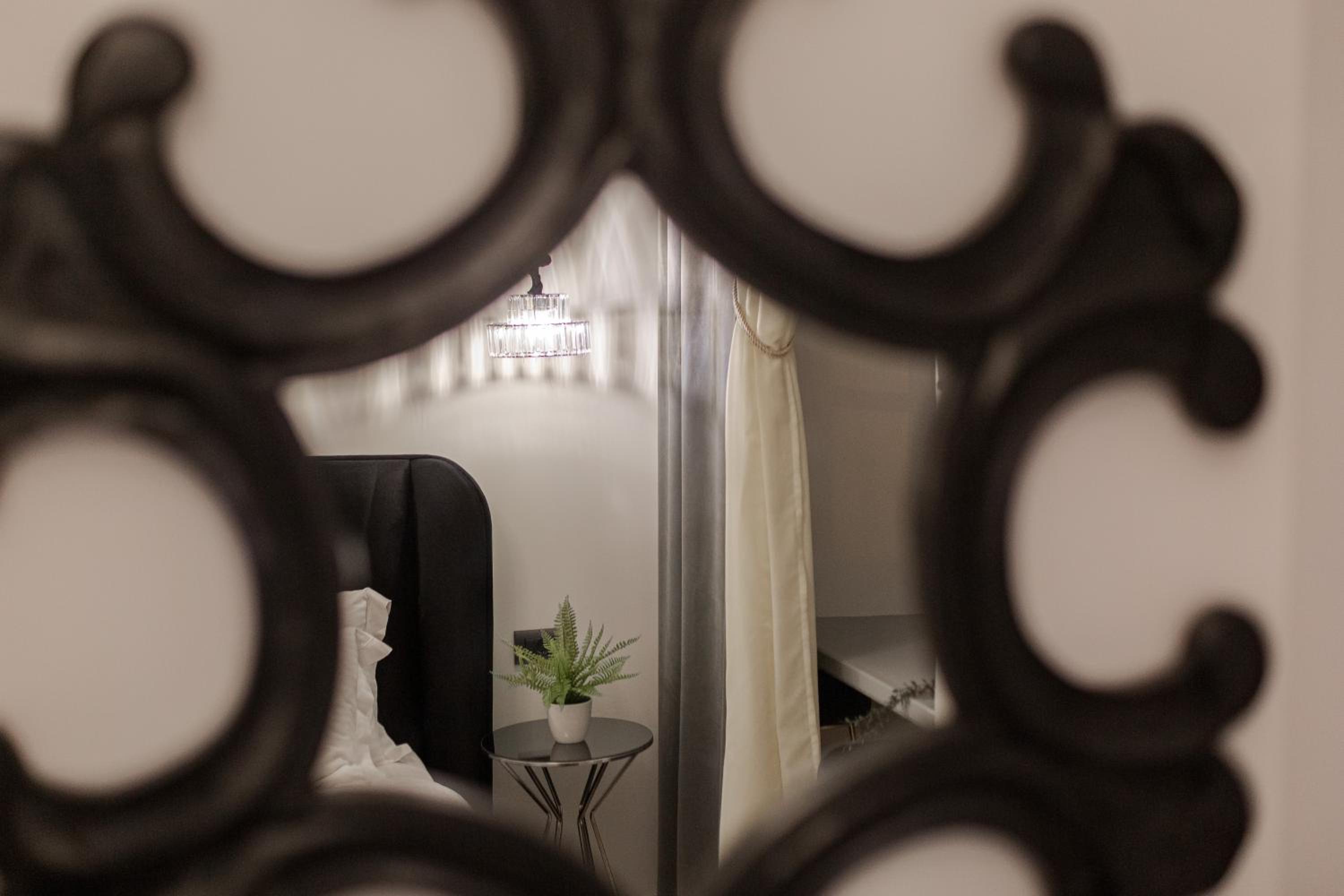 Deluxe Double Room with Side Sea View - Photo 23