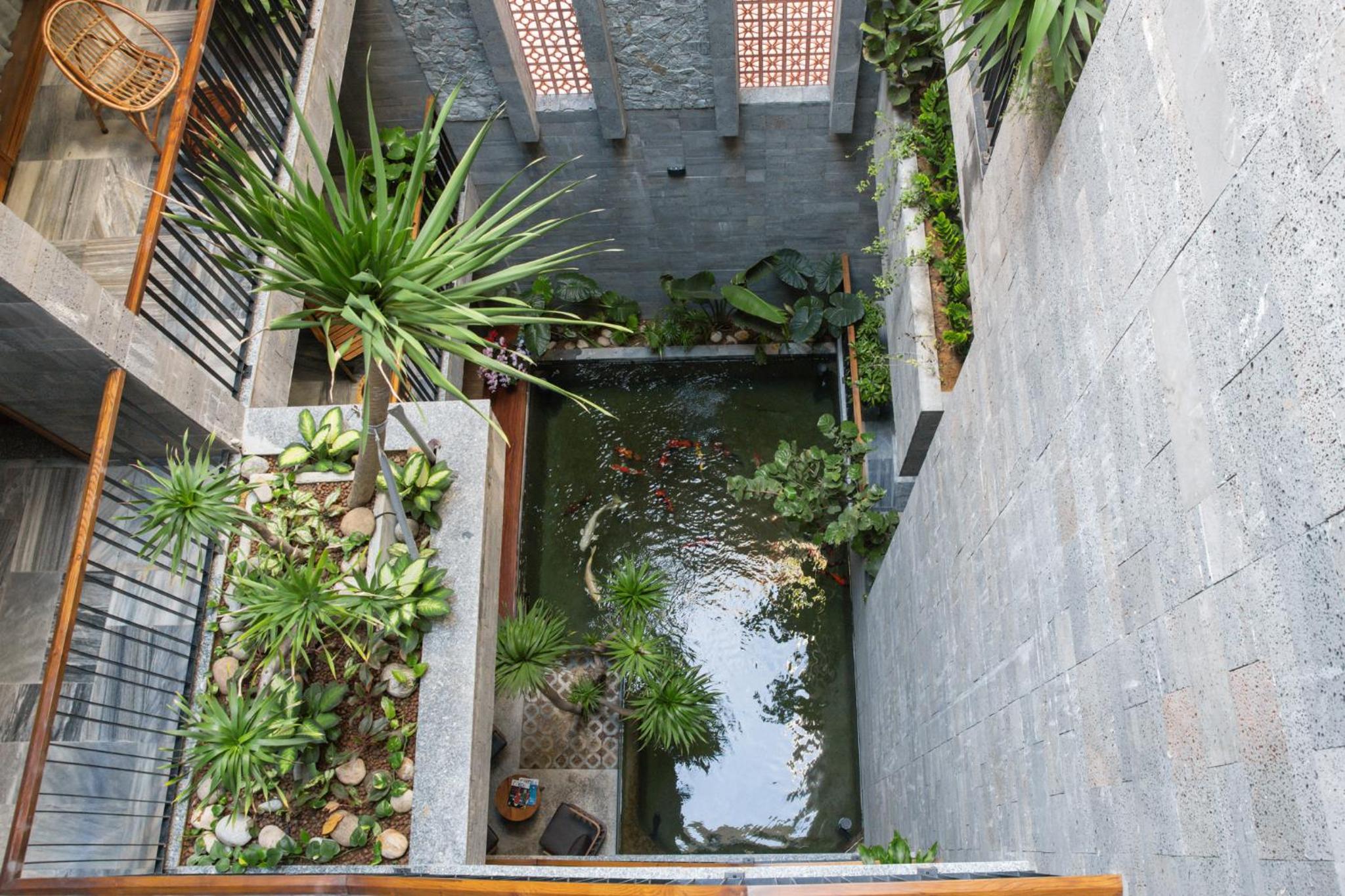 Studio with Koi View - Photo 8