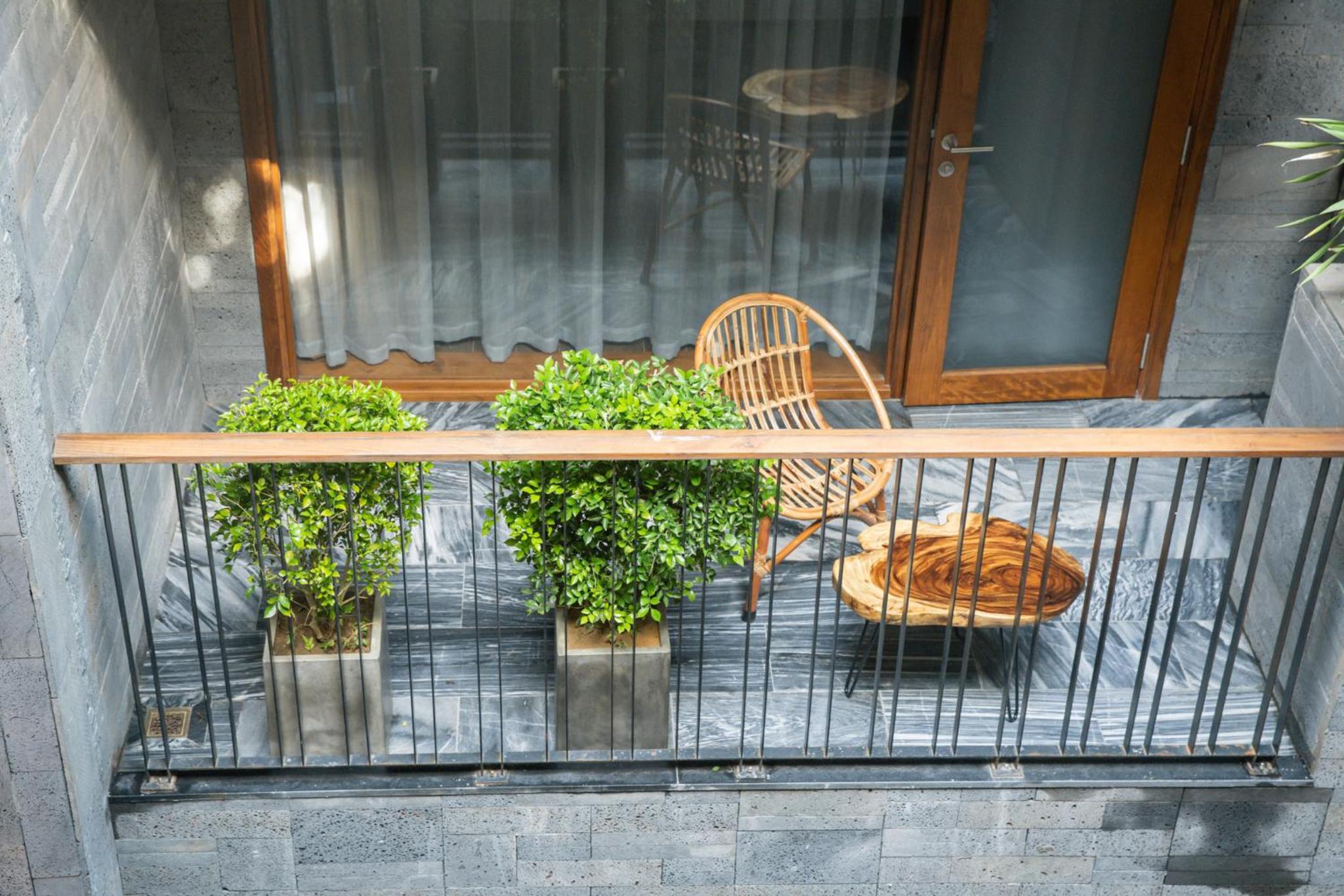 Studio with Koi View - Photo 7