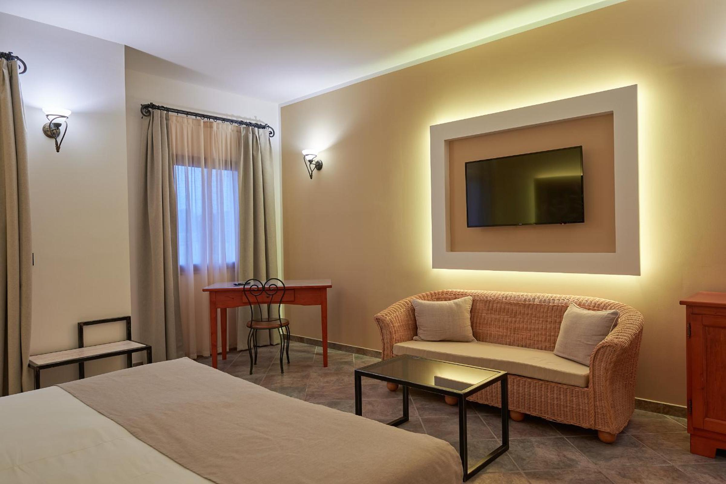 Double Room with Balcony and Pool View - Photo 1