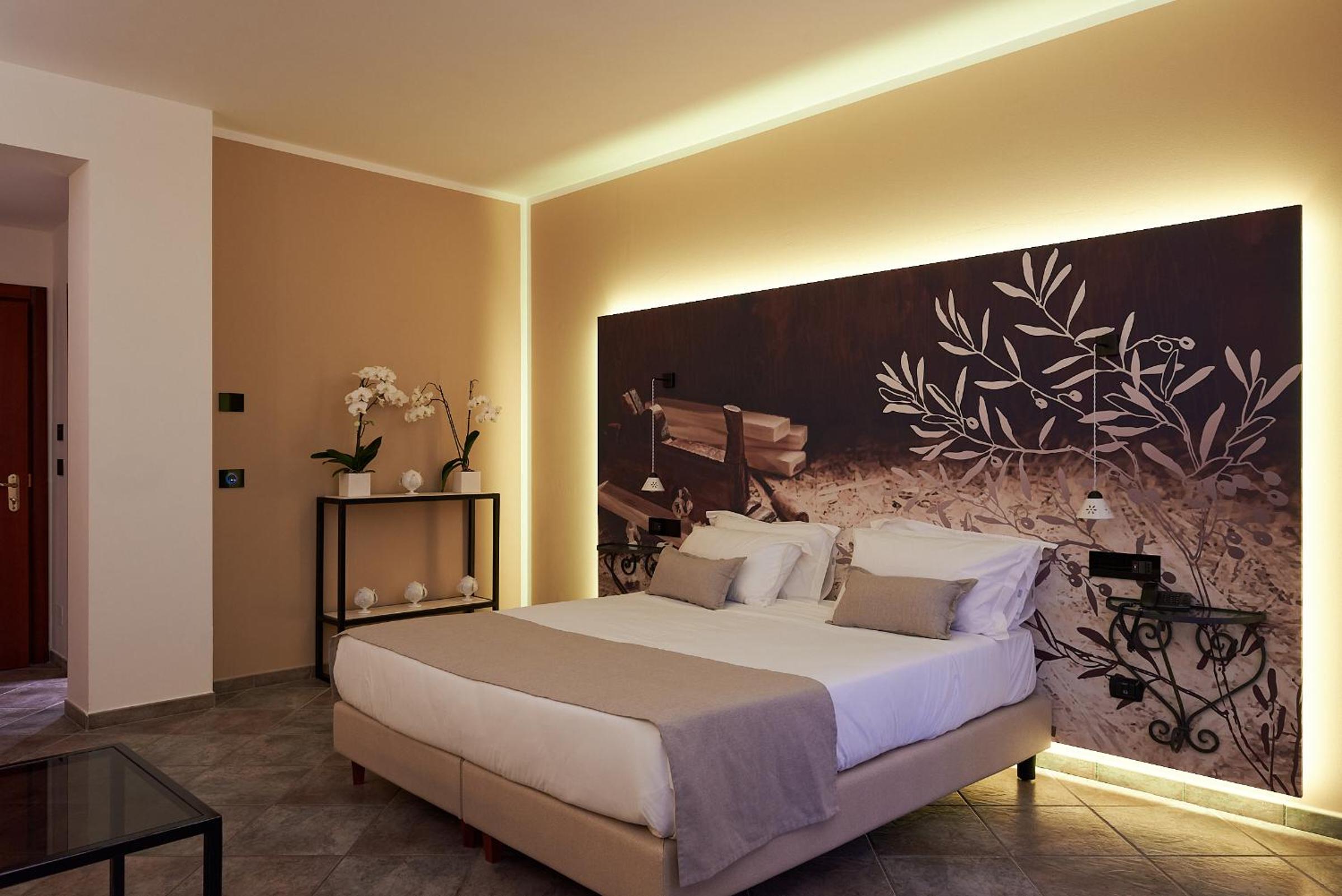 Double Room with Balcony and Pool View - Photo 3