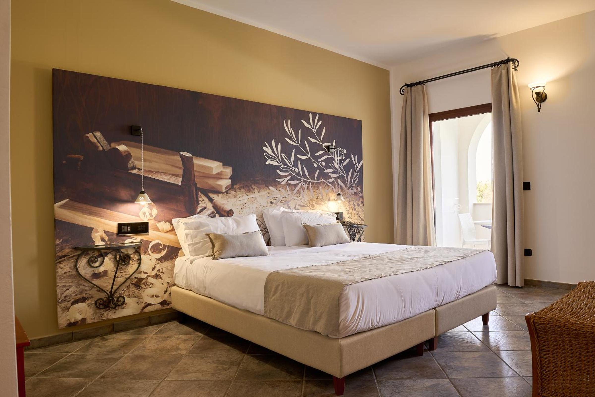 Double Room with Balcony and Pool View - Photo 4