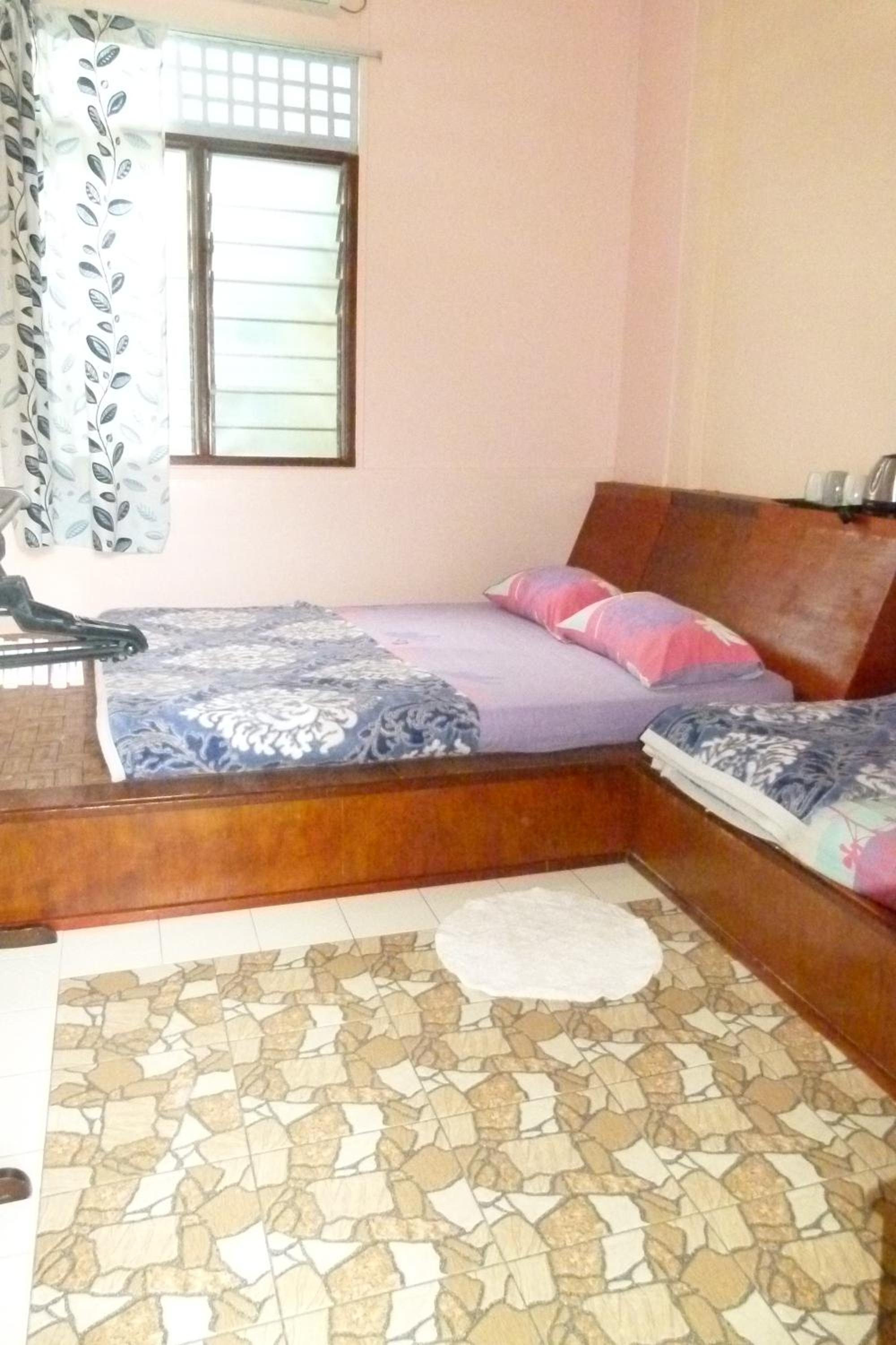 Basic AC Room For 3 People With Shared Toilet And Shower Room photo 3