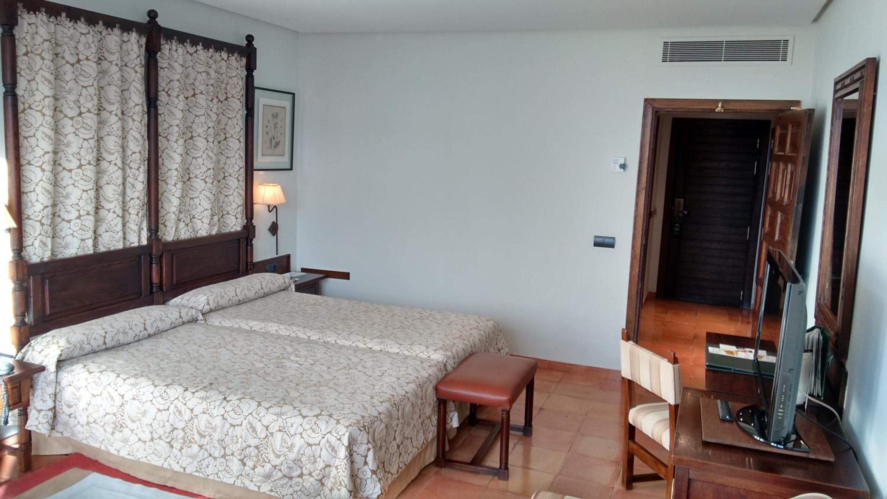 Standard Double Room - Photo 15