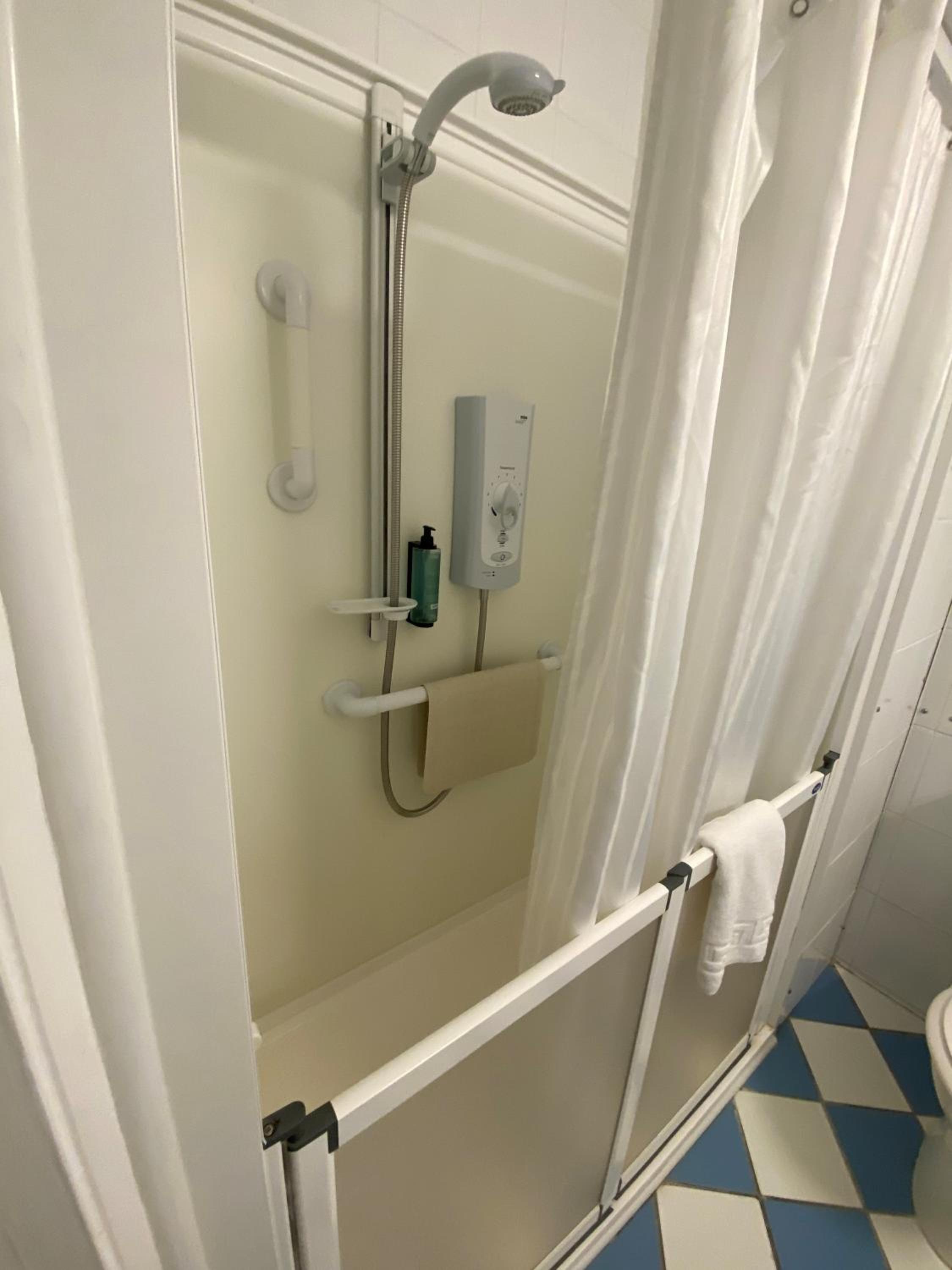 Twin Room - Disability Access photo 2
