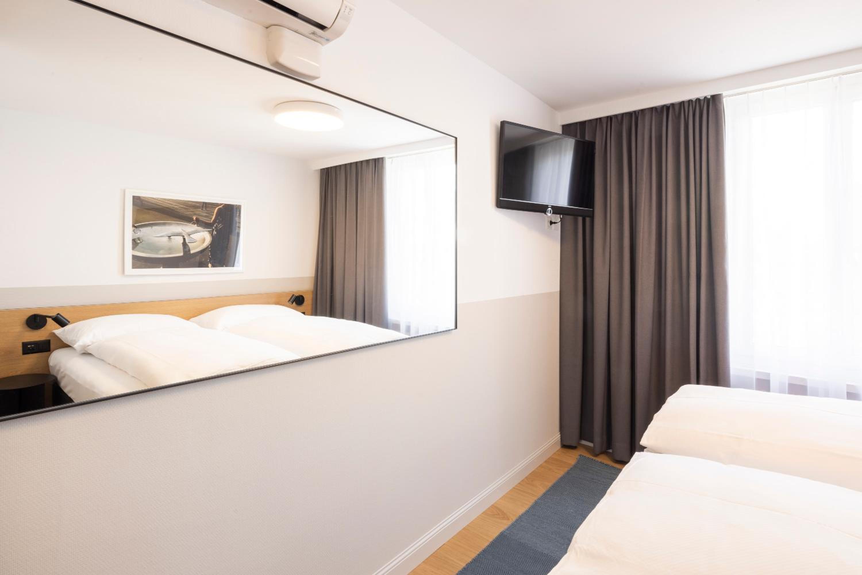 Available room thumbnail 6