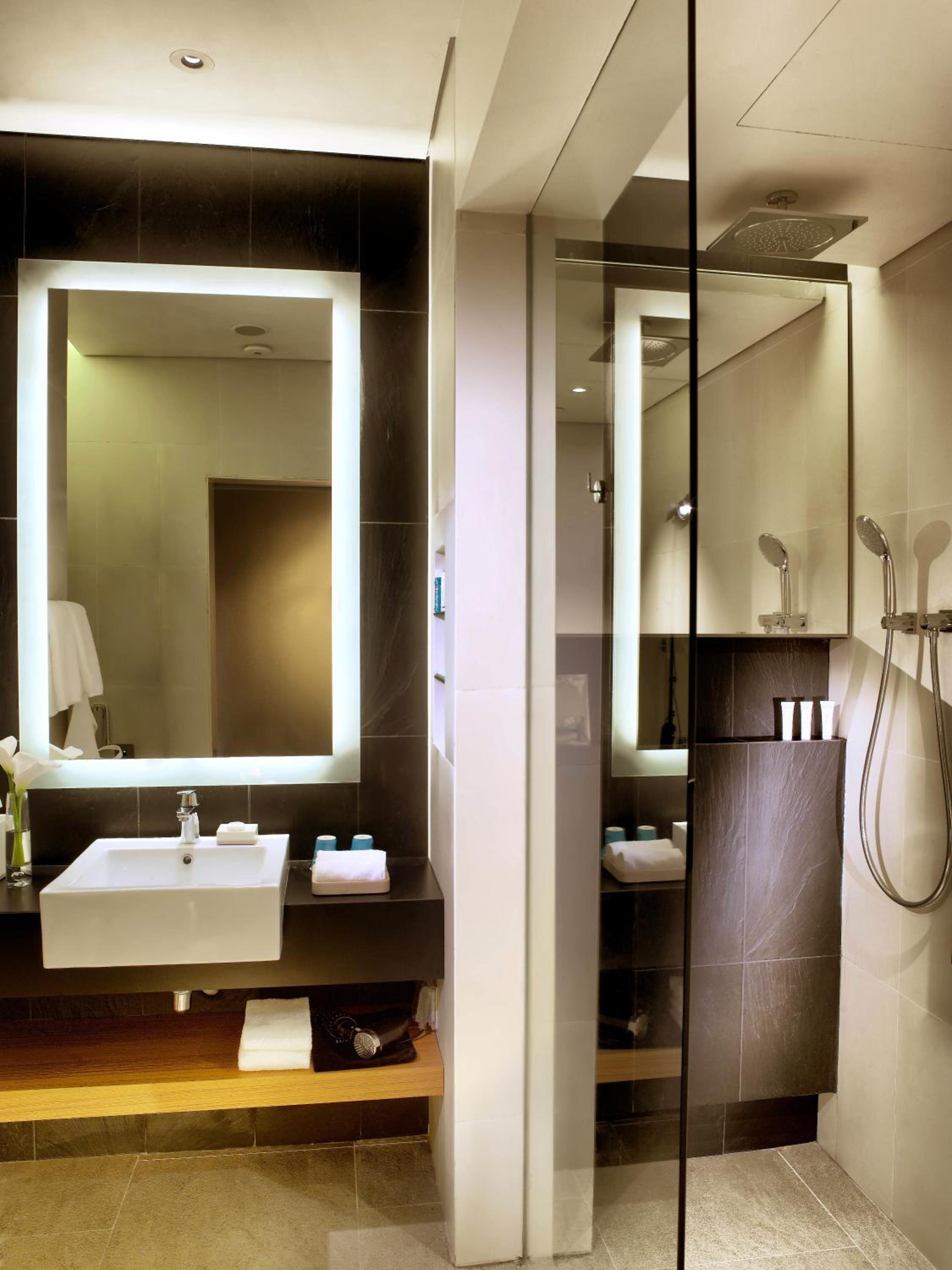 Mint Premier with Skyline Lounge Access, High Floor photo 3