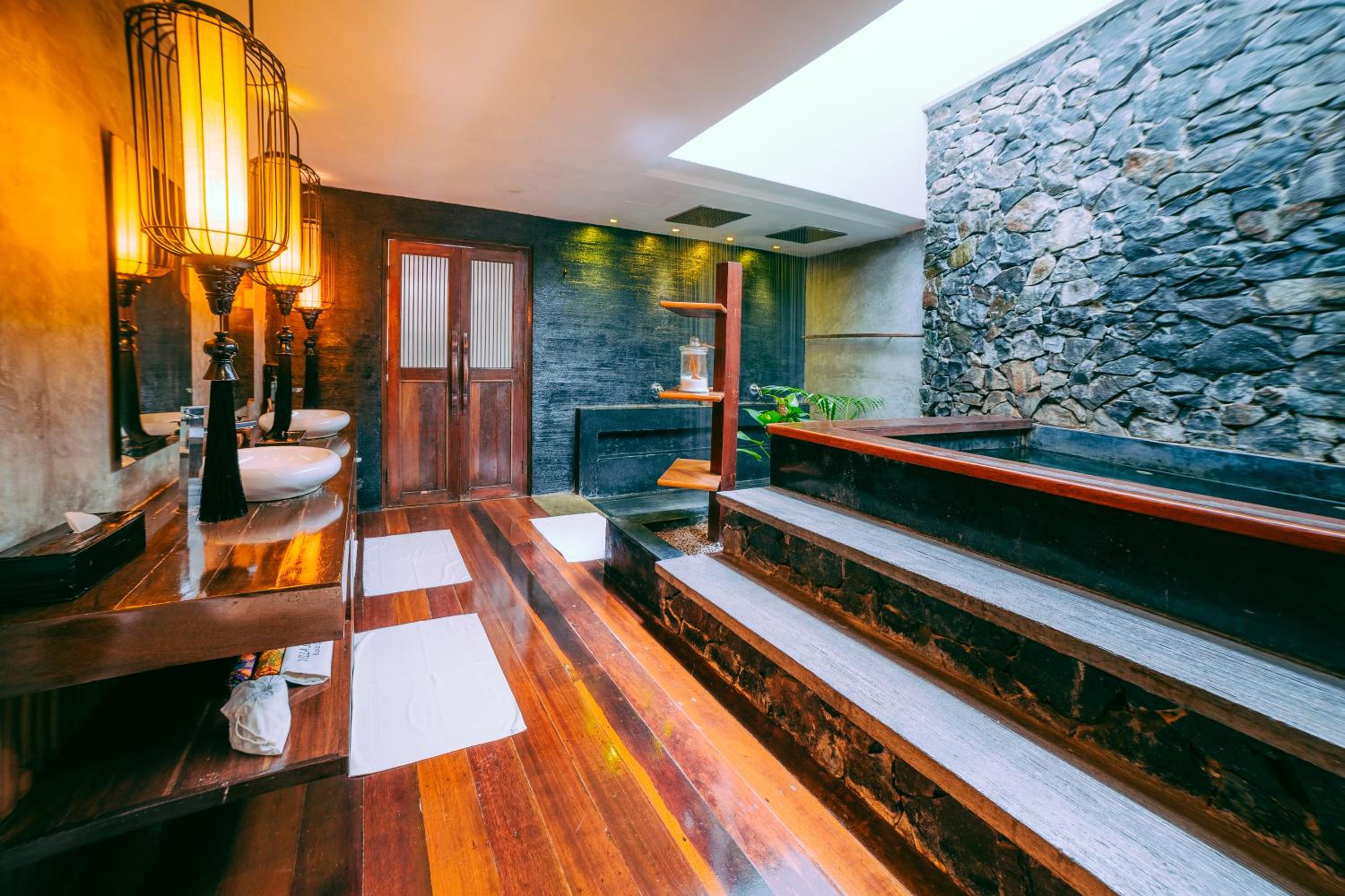 Luxe Crib (with Standing Shower and Plunge Pool)