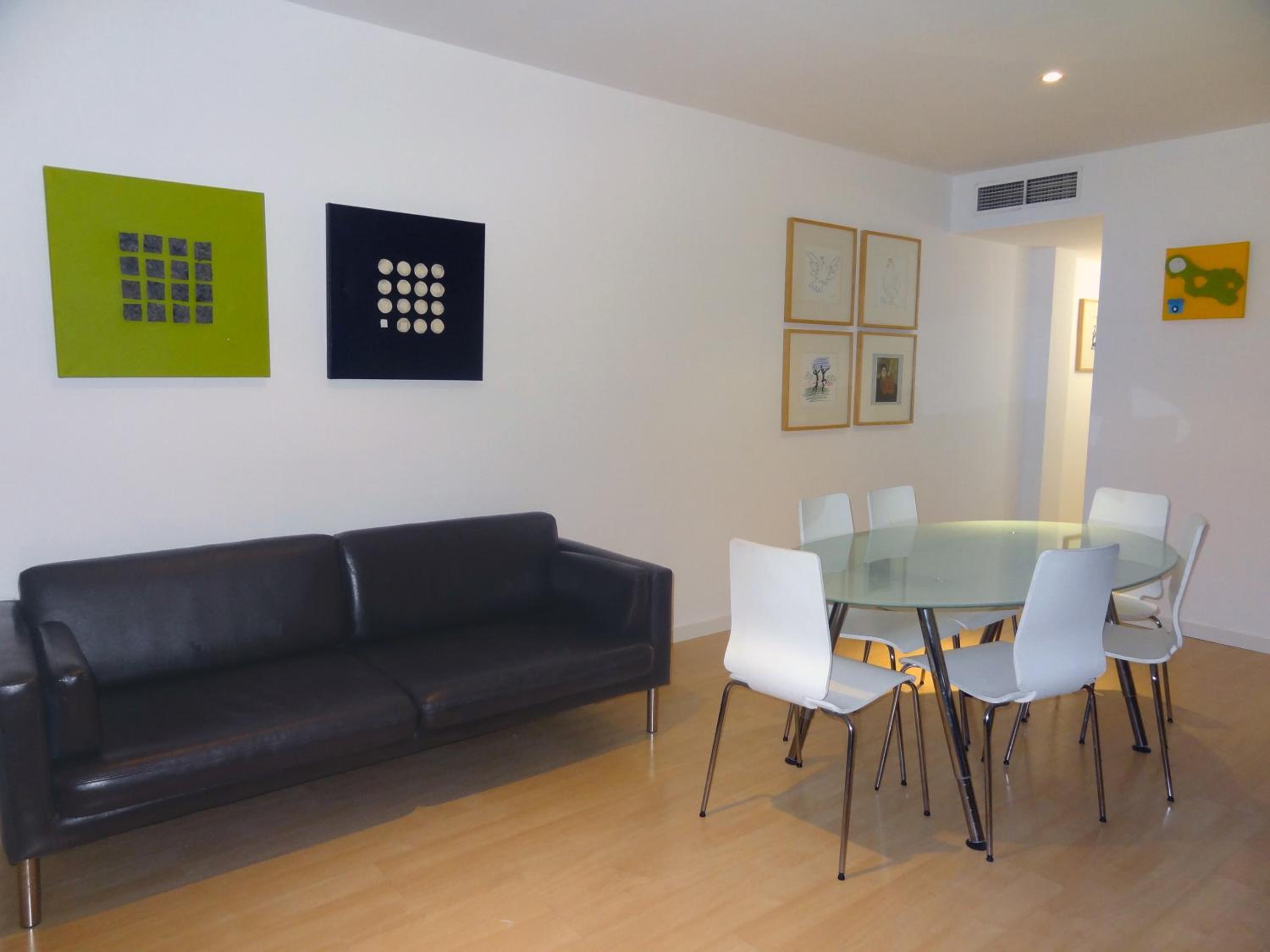 Apartamento de tres habitaciones con terraza.