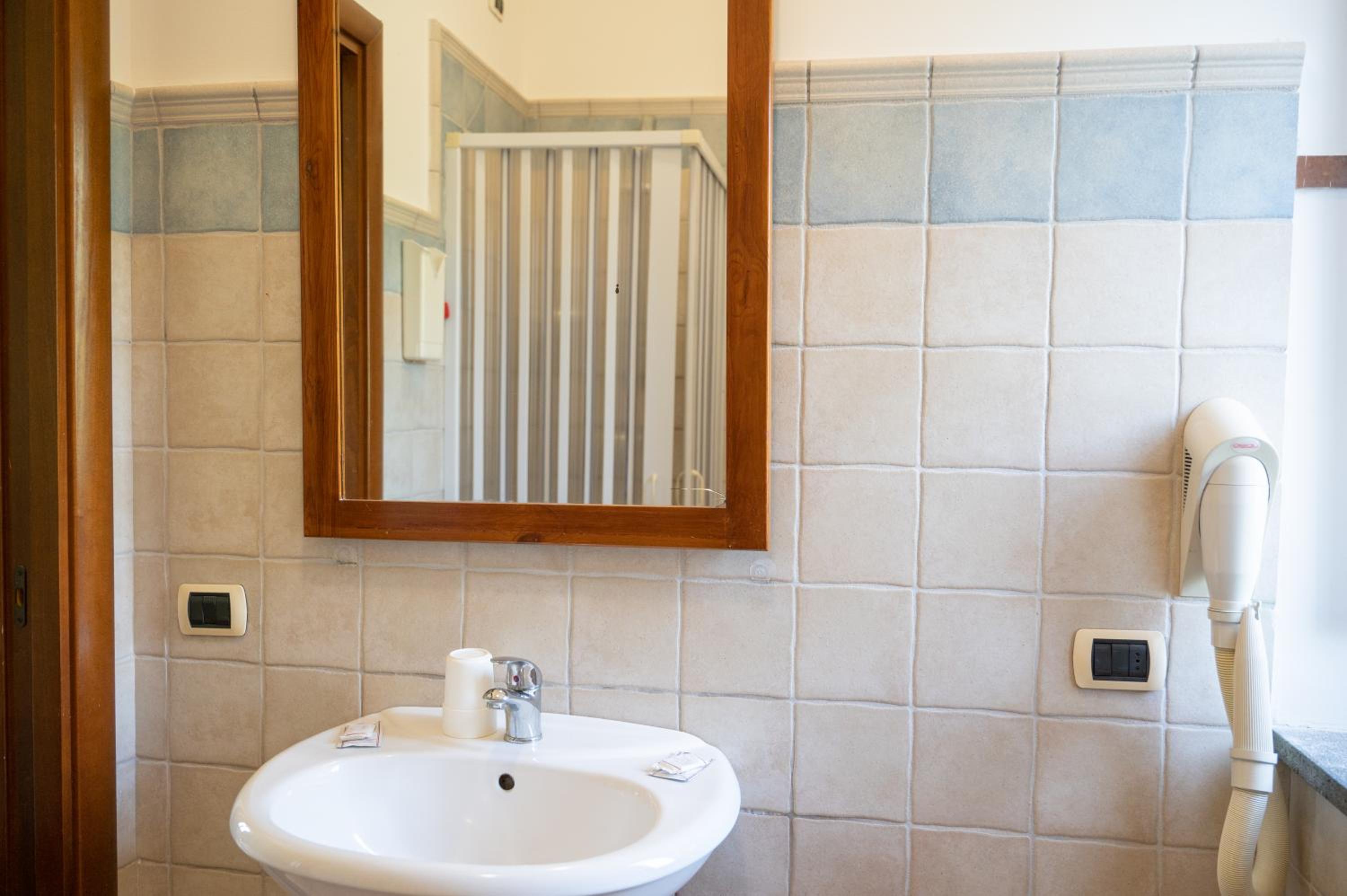 Double or Twin Room with Mountain View - Photo 7