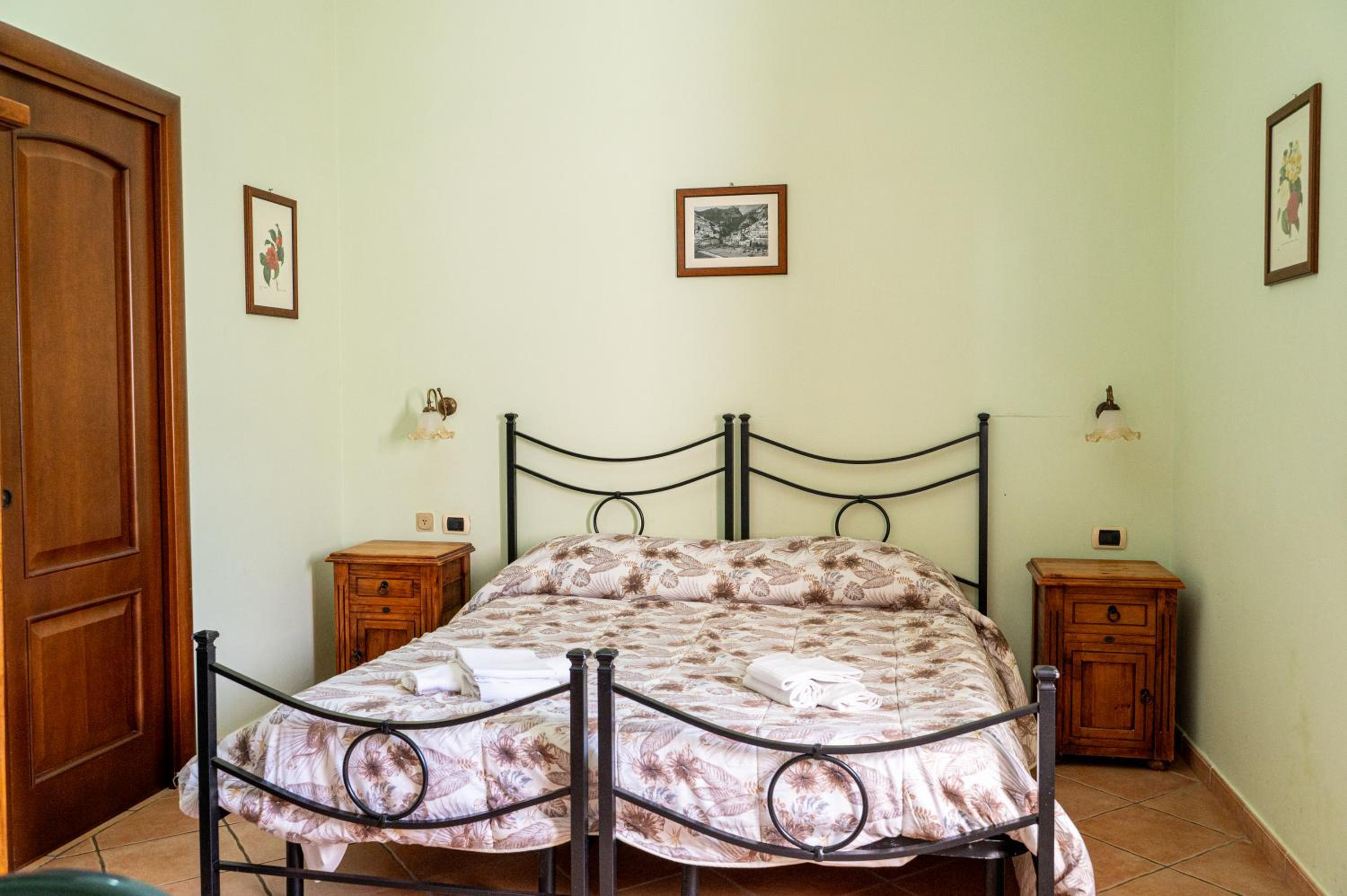 Double or Twin Room with Mountain View - Photo 1