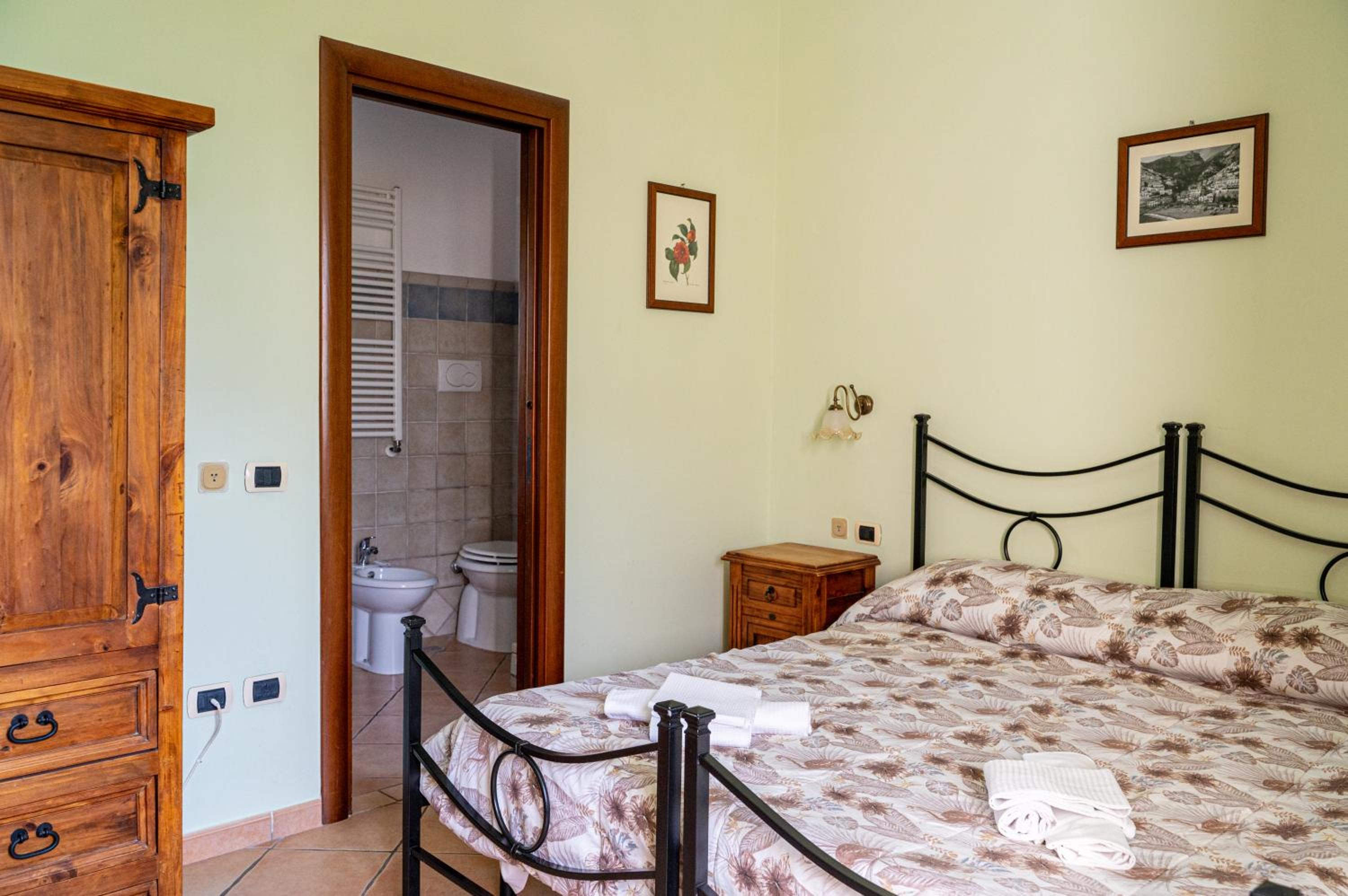 Double or Twin Room with Mountain View - Photo 11