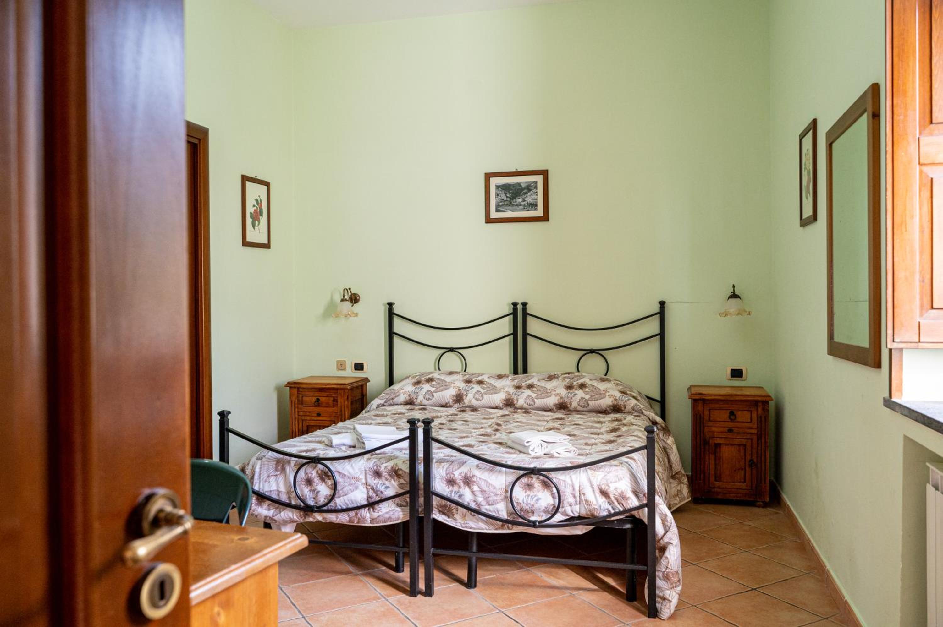 Double or Twin Room with Mountain View - Photo 13